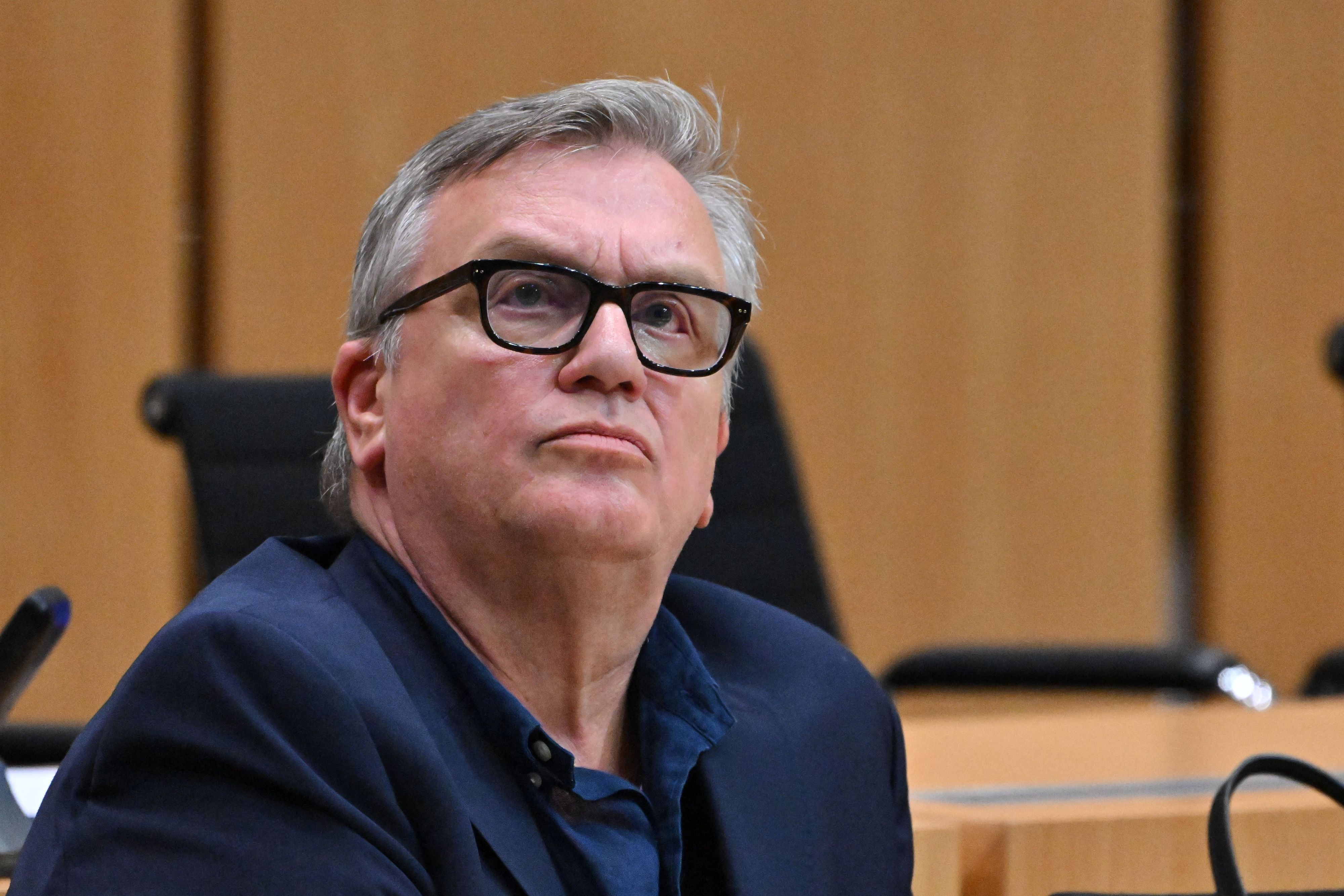 Der Entertainer Hape Kerkeling sitzt während einer mündlichen Anhörung zu einem Parteiverbotsverfahren gegen die AfD auf Bundesebene im Plenarsaal des Thüringer Landtags. (Archivbild)
