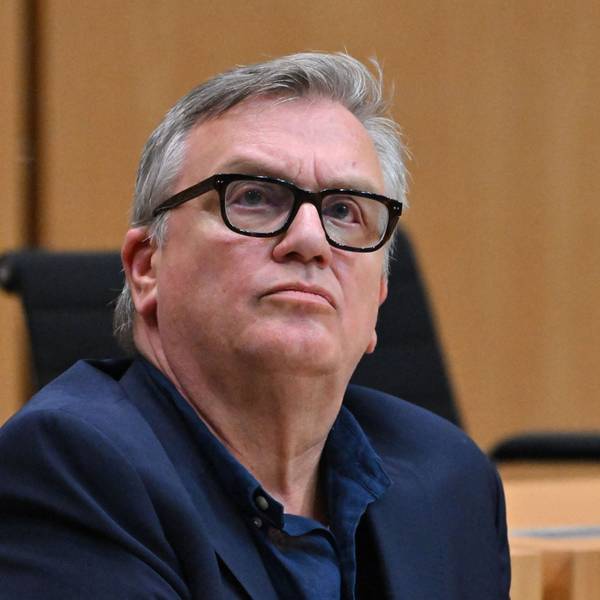 Der Entertainer Hape Kerkeling sitzt während einer mündlichen Anhörung zu einem Parteiverbotsverfahren gegen die AfD auf Bundesebene im Plenarsaal des Thüringer Landtags. (Archivbild)