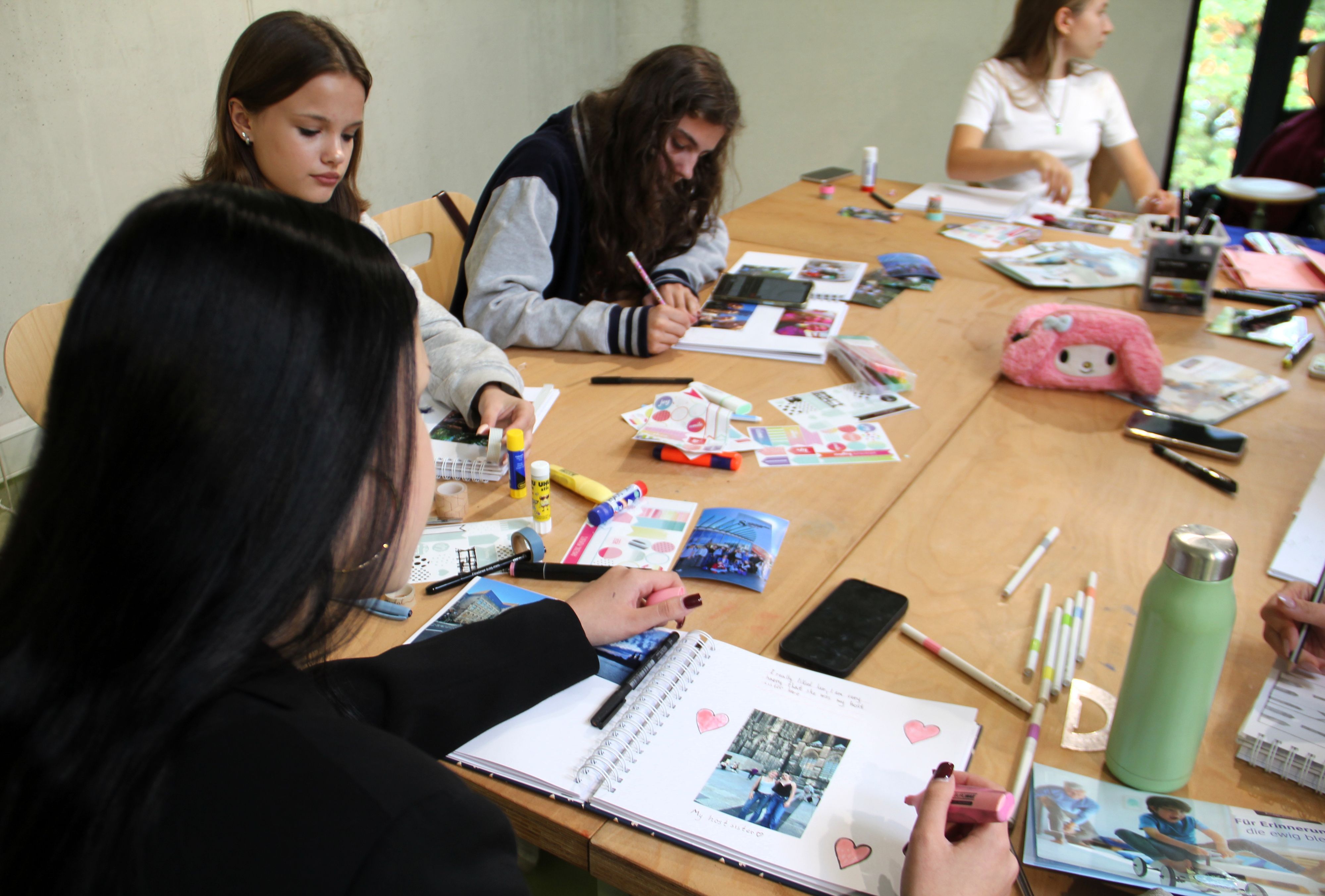 Ein persönliches Fotoalbum soll die Schülerinnen und Schüler an ihre Reise nach Köln erinnern.