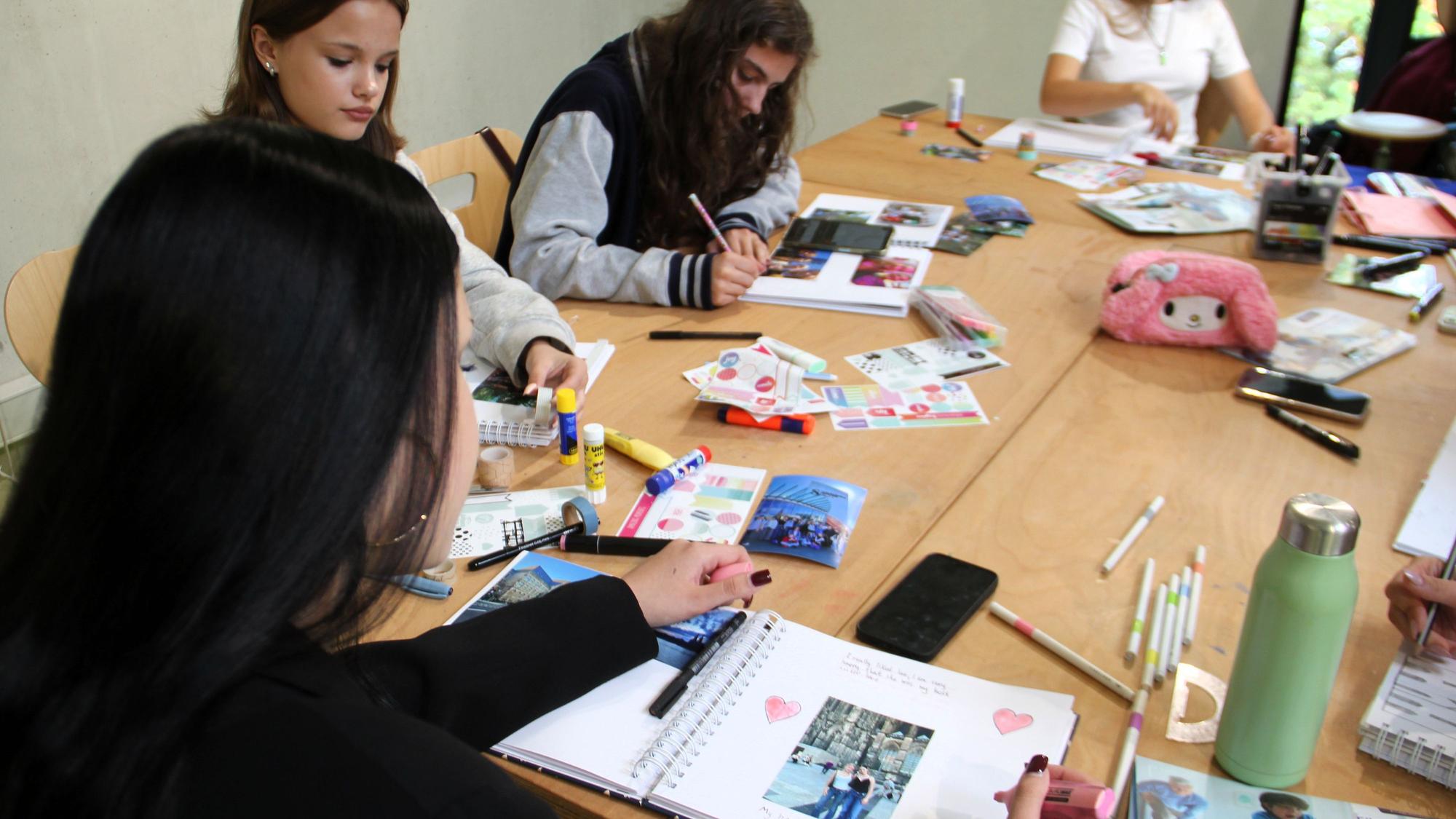 Ein persönliches Fotoalbum soll die Schülerinnen und Schüler an ihre Reise nach Köln erinnern.