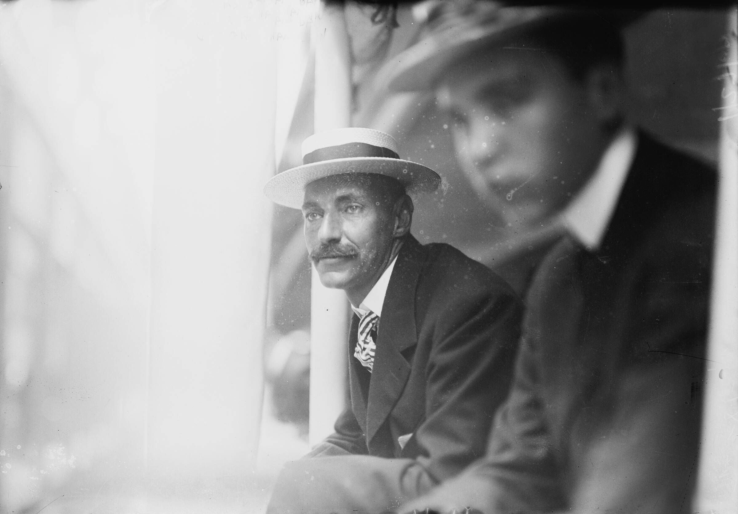 John Jacob Astor IV. schaut aus einem Zug.