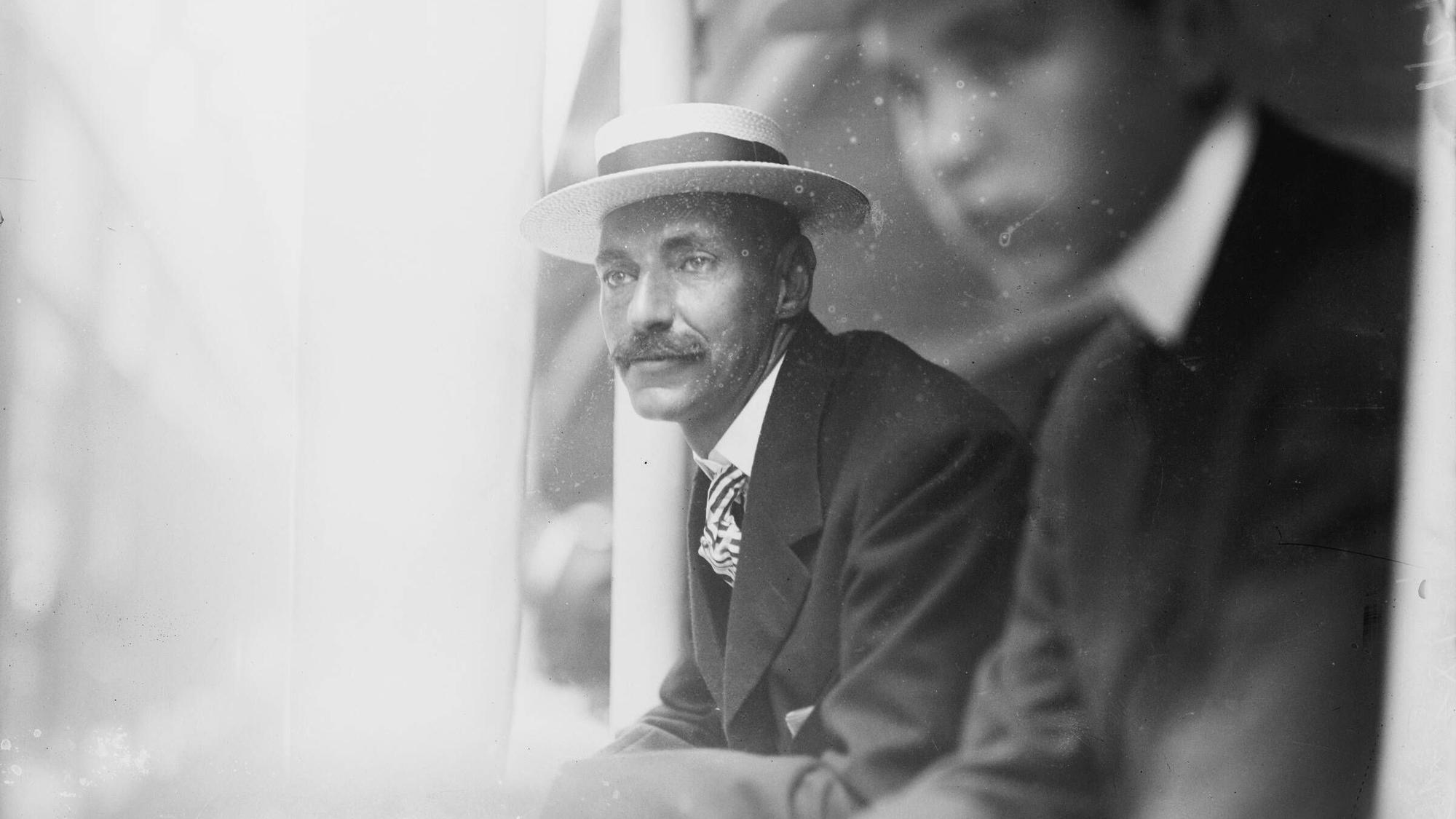 John Jacob Astor IV. schaut aus einem Zug.