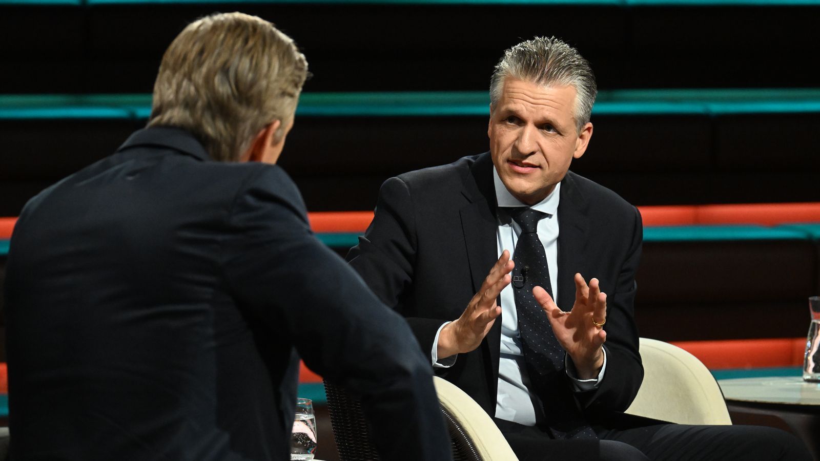 In der ZDF-Sendung redete sich Thorsten Frei um Kopf und Kragen, als es um die geplante Renten- und Pflegereform ging. (Bild: ZDF / Markus Hertrich)