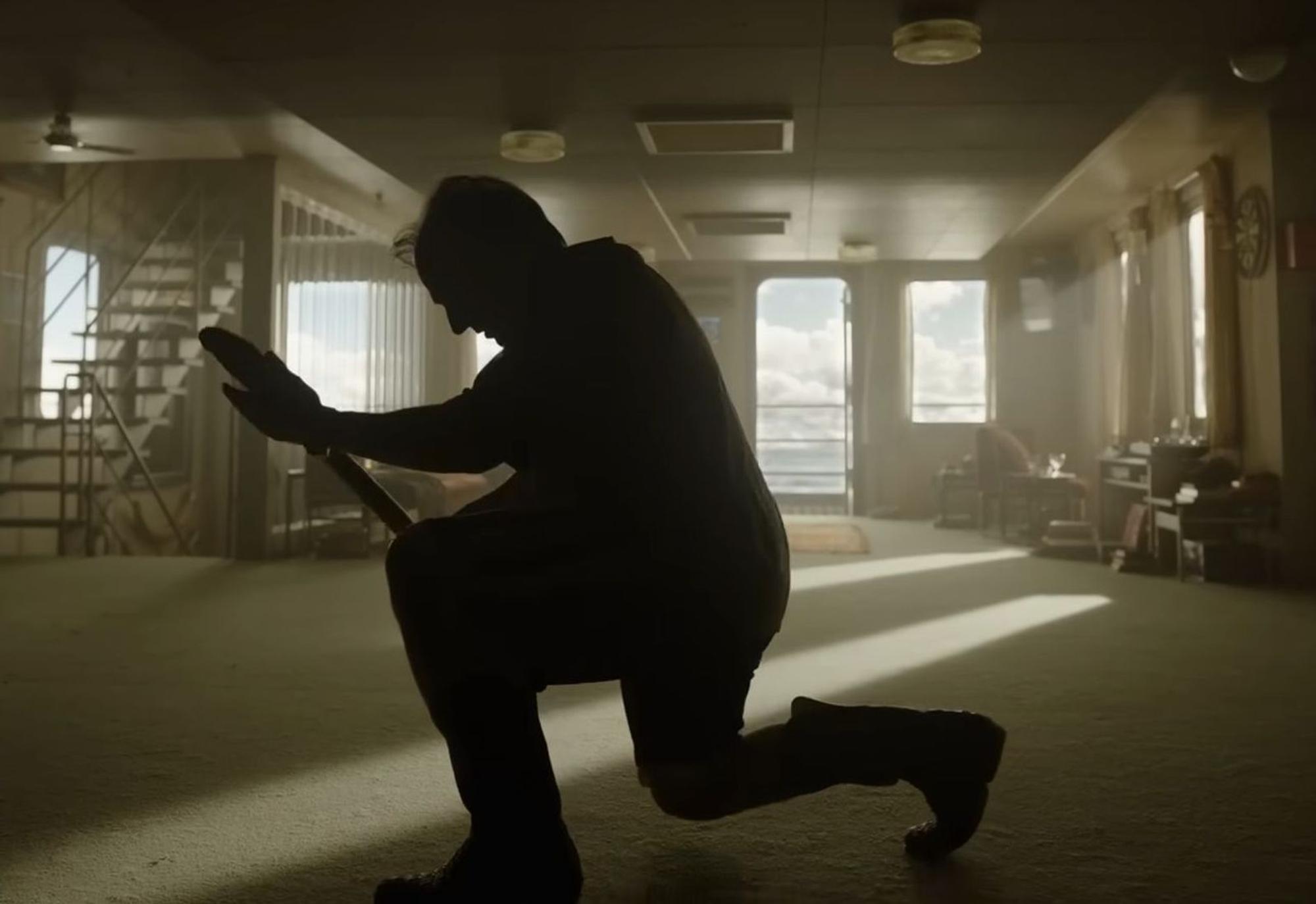 Digger Rockwell (Tom Cruise) ist ein skrupelloser Ölmagnat, an dessen Händen das Blut der Erde klebt. (Bild: Warner / Legendary Pictures)