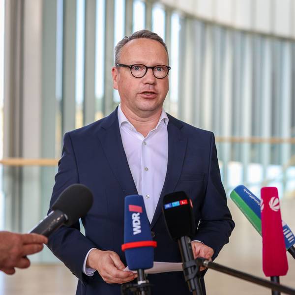 Benjamin Limbach (Bündnis 90/Die Grünen), Minister der Justiz des Landes Nordrhein-Westfalen, spricht bei einem Pressestatement in der Wandelhalle des Landtags NRW zu Journalisten.
