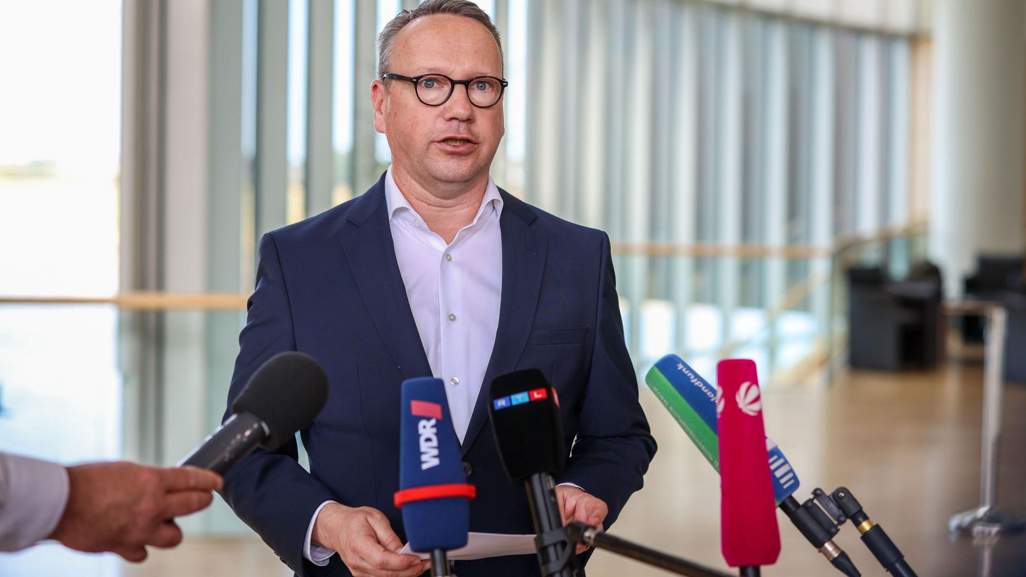 Benjamin Limbach (Bündnis 90/Die Grünen), Minister der Justiz des Landes Nordrhein-Westfalen, spricht bei einem Pressestatement in der Wandelhalle des Landtags NRW zu Journalisten.