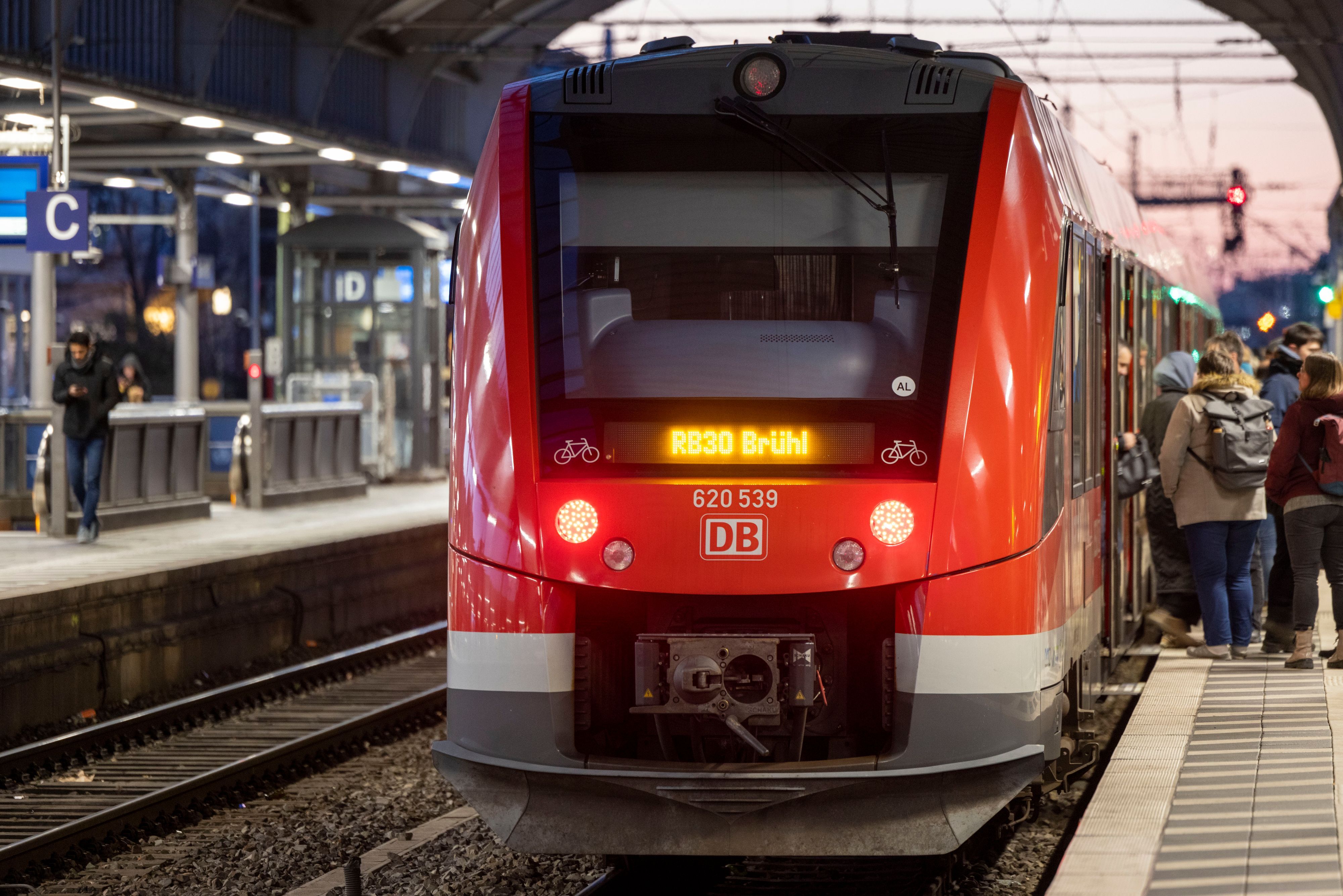 Reisende steigen auf einem Bahnsteig im Bonner Hauptbahnhof (Archivfoto).