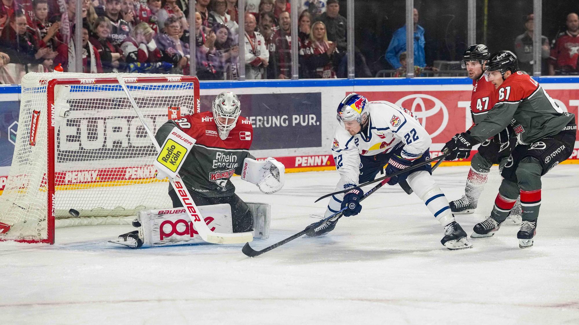Spielszene im DEL-Duell Kölner Haie - Red Bull München.