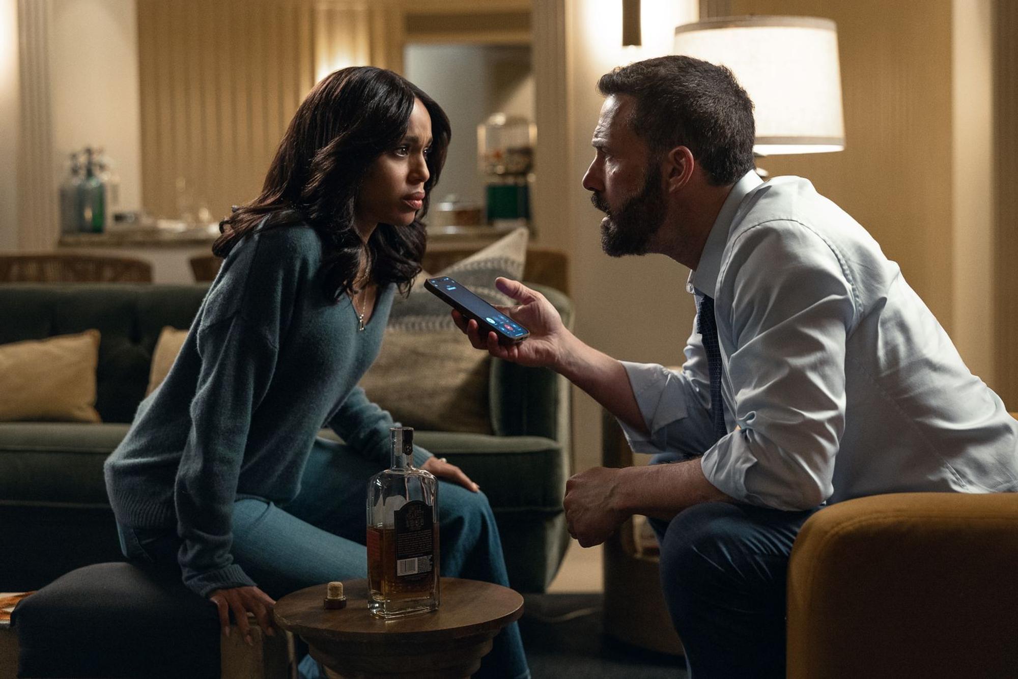 Mark (Ben Affleck) und seine Frau (Kerry Washington) versuchen verzweifelt, ihren entführten Sohn zu retten. (Bild: Netflix / Warrick Page)