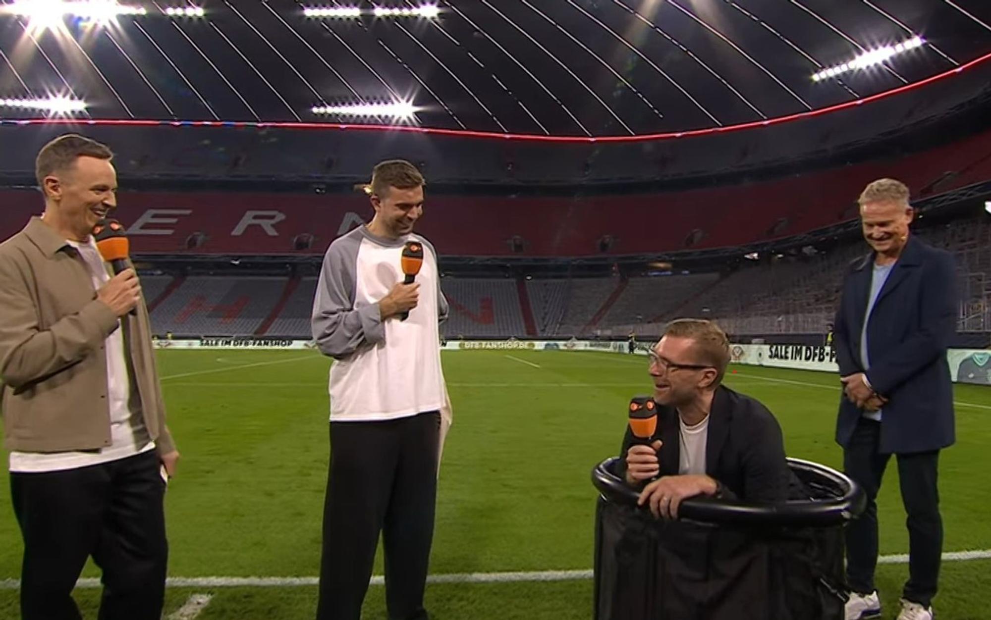 Zum Ausstand des ZDF-Experten Per Mertesacker (Dritter von links) erwartete ihn eine besondere Überraschung. (Bild: ZDF)