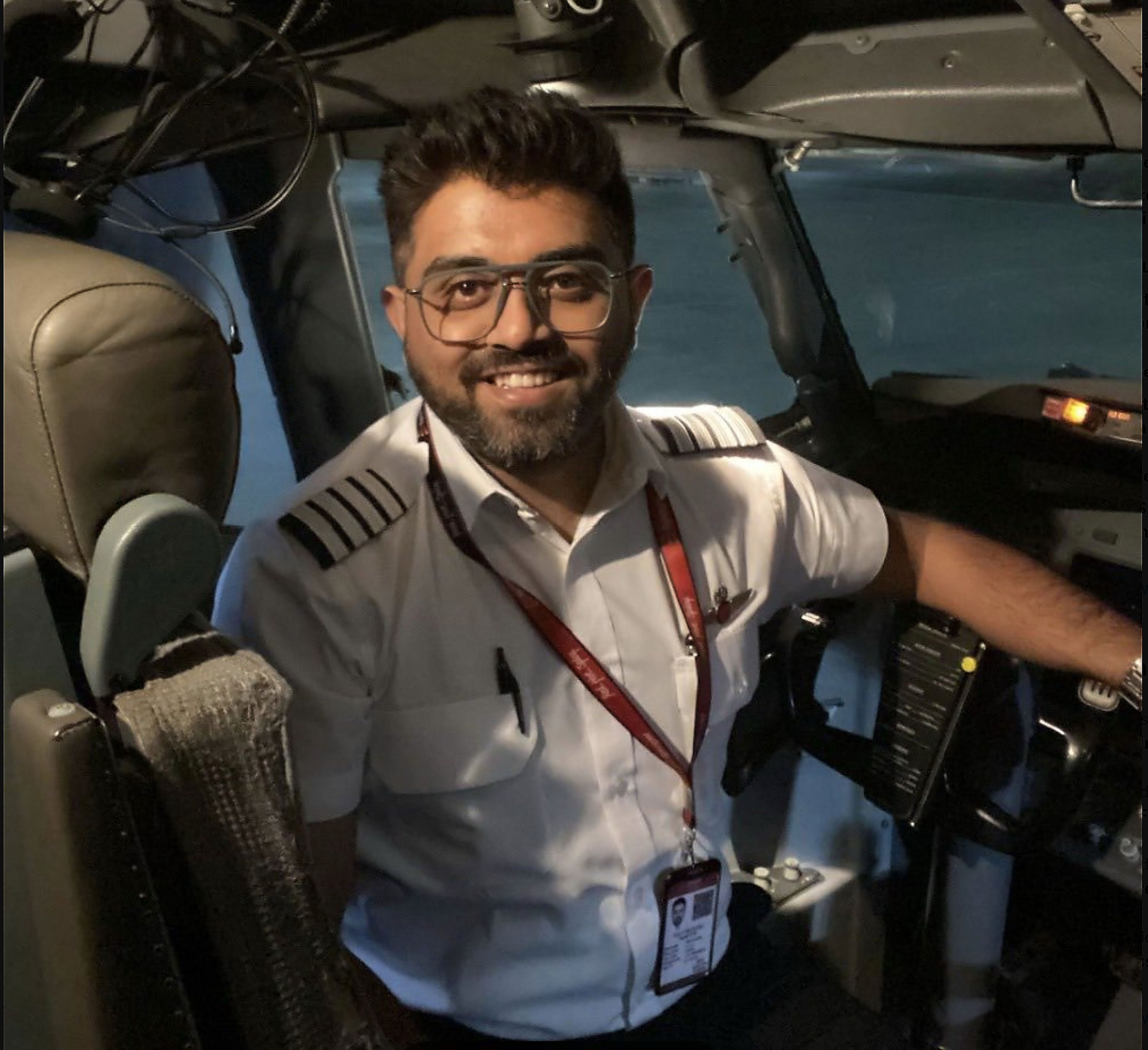 Dieses undatierte Foto, das auf den Social-Media-Kanälen des israelischen Außenministeriums veröffentlicht wurde, zeigt den indischen Kapitän Smit Machchhar im Cockpit eines Flugzeugs an einem unbekannten Ort.