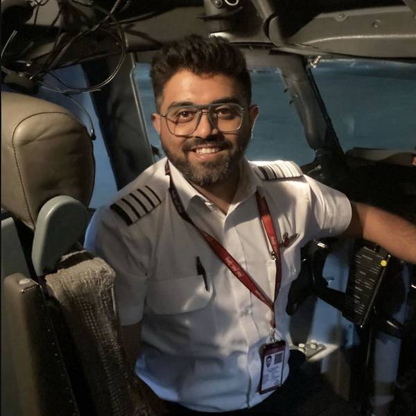 Dieses undatierte Foto, das auf den Social-Media-Kanälen des israelischen Außenministeriums veröffentlicht wurde, zeigt den indischen Kapitän Smit Machchhar im Cockpit eines Flugzeugs an einem unbekannten Ort.