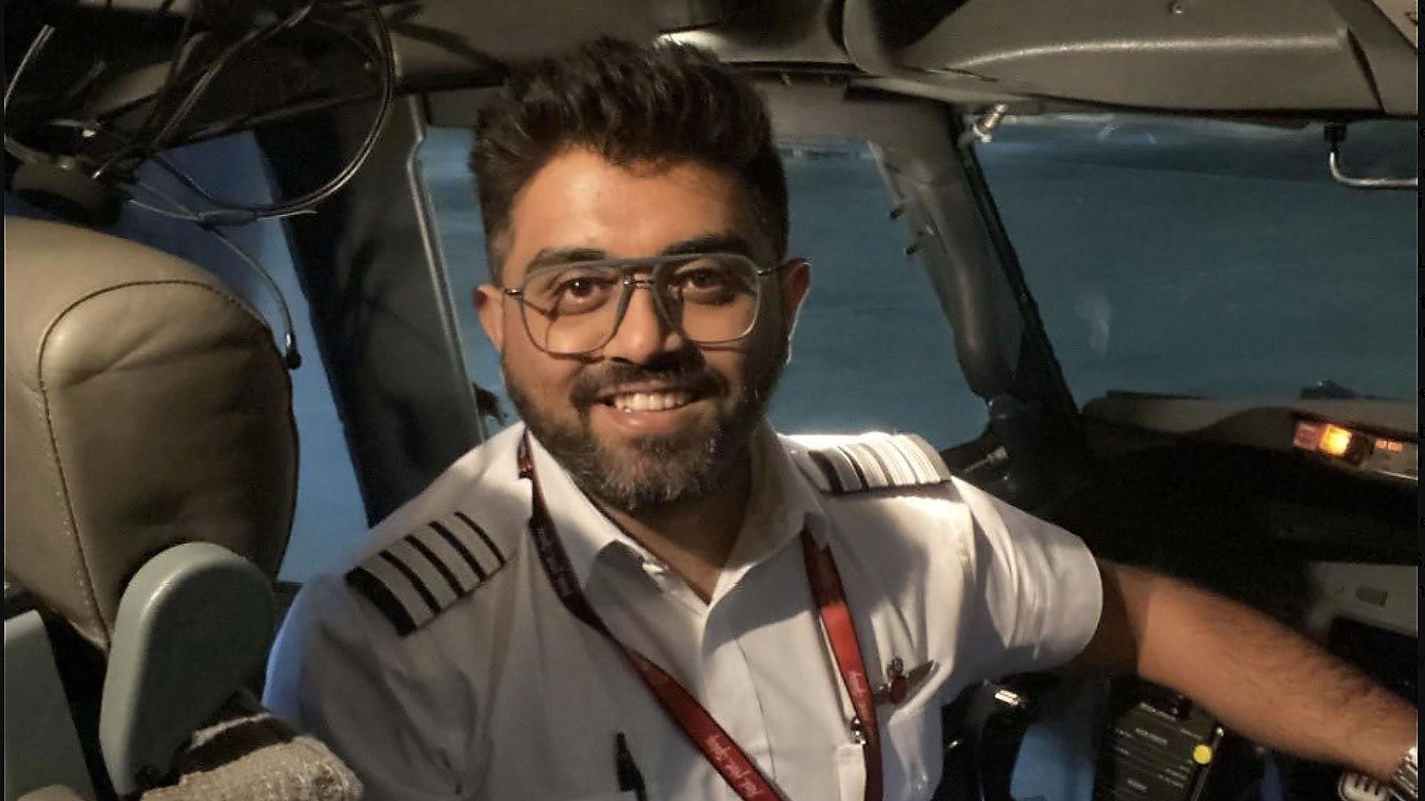 Dieses undatierte Foto, das auf den Social-Media-Kanälen des israelischen Außenministeriums veröffentlicht wurde, zeigt den indischen Kapitän Smit Machchhar im Cockpit eines Flugzeugs an einem unbekannten Ort.