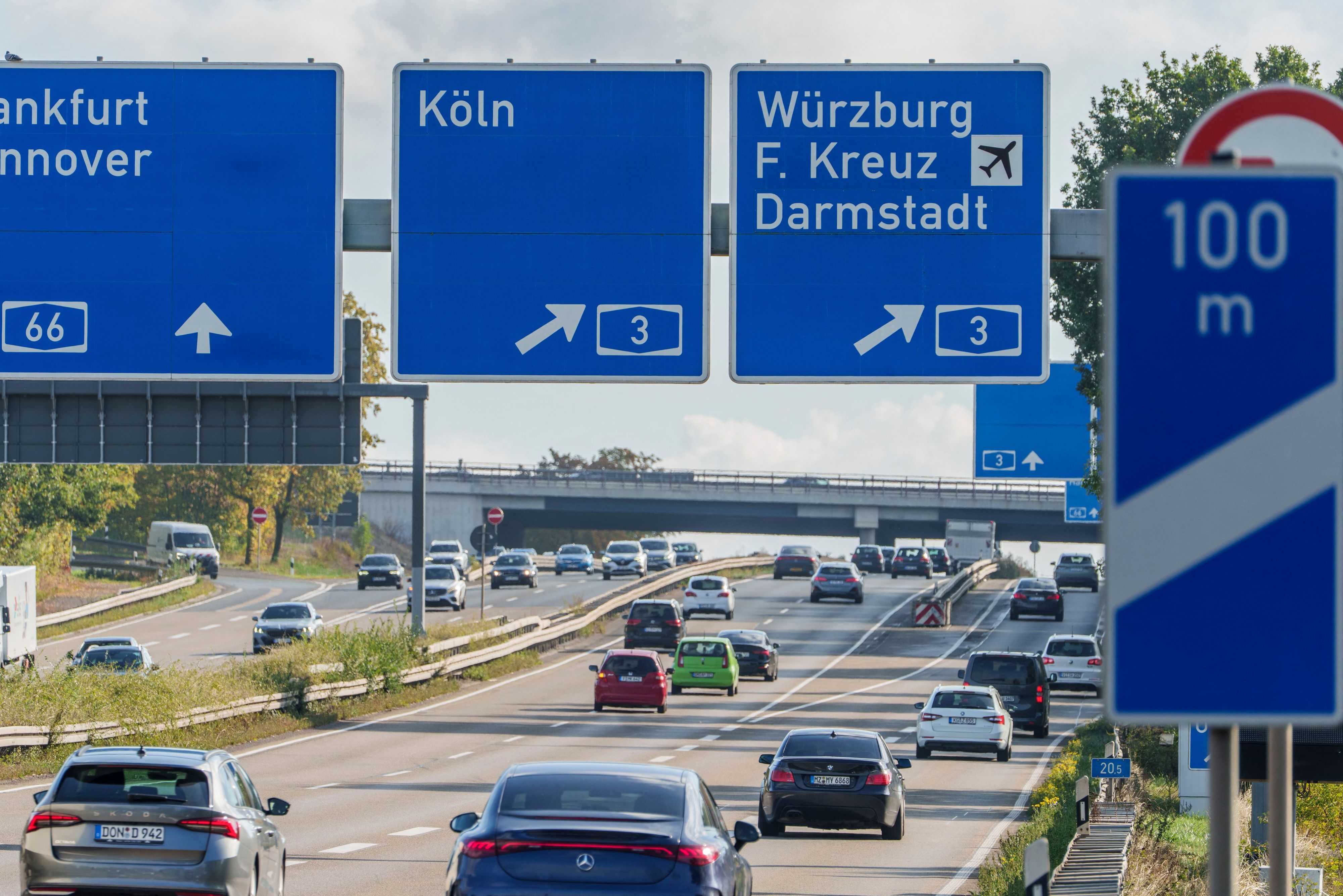 Fahrzeuge passieren am Freitag (2. Oktober) den Abschnitt auf der A66, auf dem sich in der Nacht der schwere Unfall mit einer Radfahrerin ereignet hat.