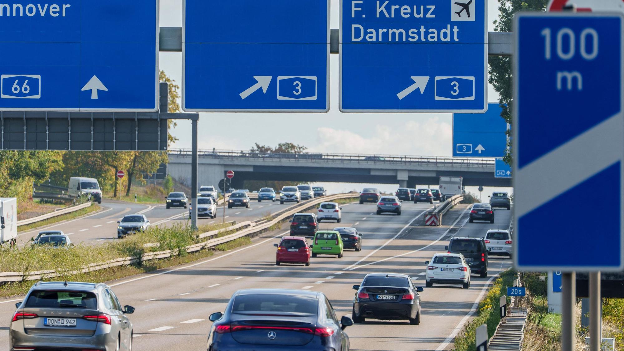 Fahrzeuge passieren am Freitag (2. Oktober) den Abschnitt auf der A66, auf dem sich in der Nacht der schwere Unfall mit einer Radfahrerin ereignet hat.