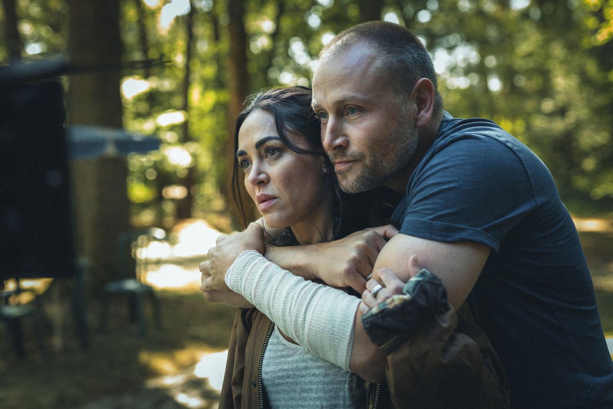 Ben Sandmann (Max Riemelt) hat seiner Frau Kathrin (Mona Pirzad) die Affäre mit ihrem Getränkelieferanten angeblich verziehen, wenn auch nicht vergessen. Doch in letzter Zeit erkennt Kathrin unangenehme Veränderungen an ihrem Mann ... (Bild: ZDF/Sofie Gheysens)