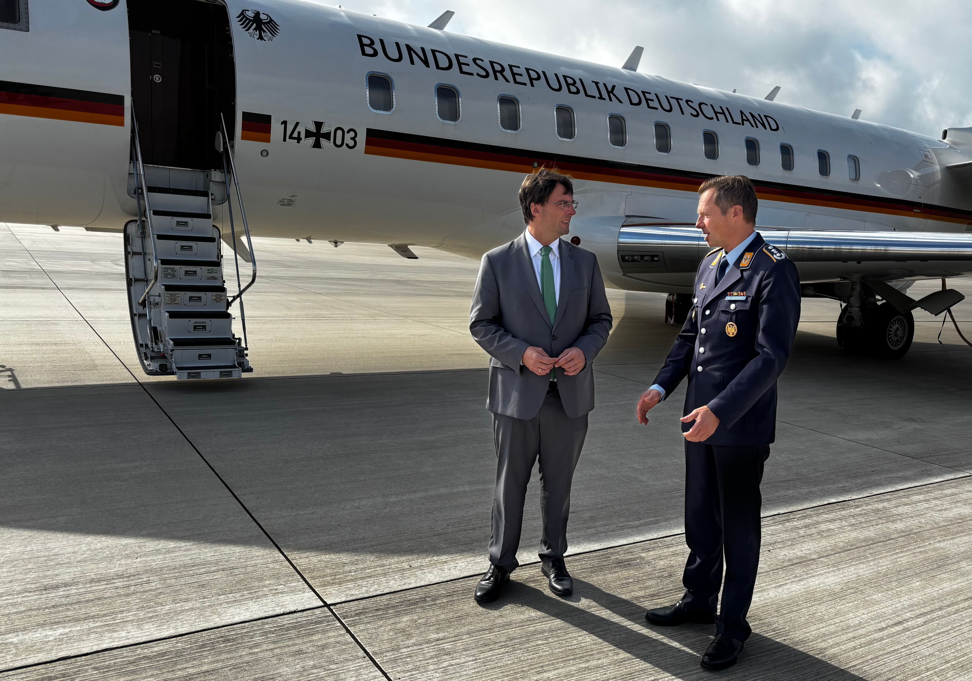 NRW-Finanzminister Marcus Optendrenk (CDU) mit Oberst Hans Gerisch vor einer Maschine der Flugbereitschaft.