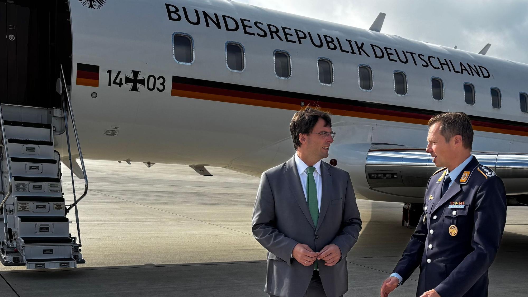 NRW-Finanzminister Marcus Optendrenk (CDU) mit Oberst Hans Gerisch vor einer Maschine der Flugbereitschaft.