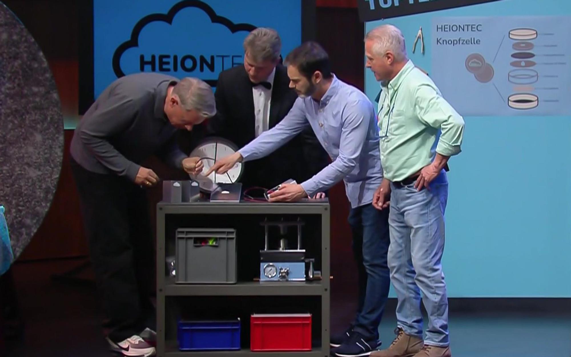 Frank Thelen wollte sich selbst von dem Produkt von Heiontec überzeugen. (Bild: RTL)