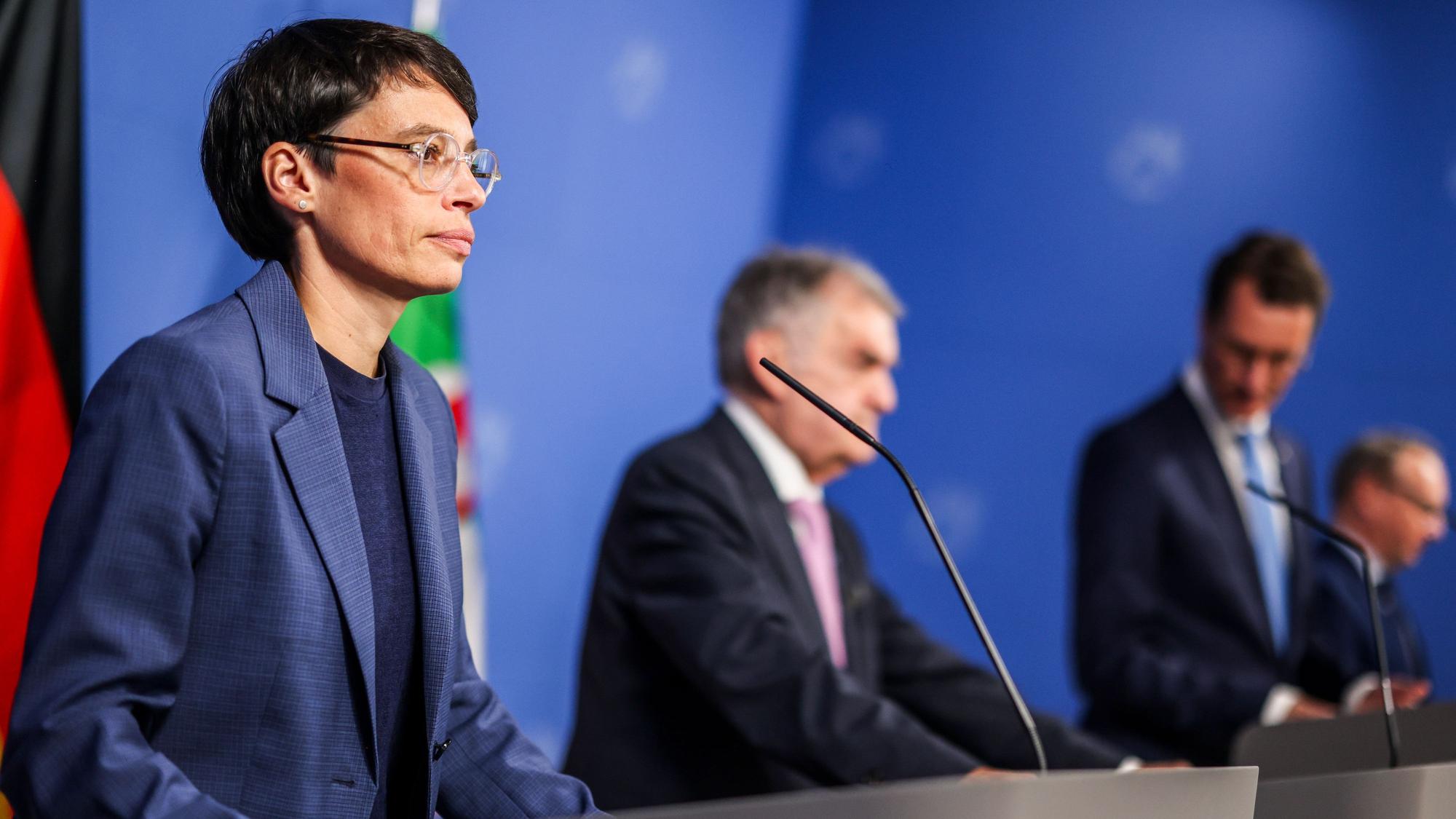 Josefine Paul (Bündnis 90/Die Grünen, l.), damalige Ministerin für Kinder, Jugend, Familie, Flucht und Integration in Nordrhein-Westfalen, ist im Januar zurückgetreten. (Archivbild)