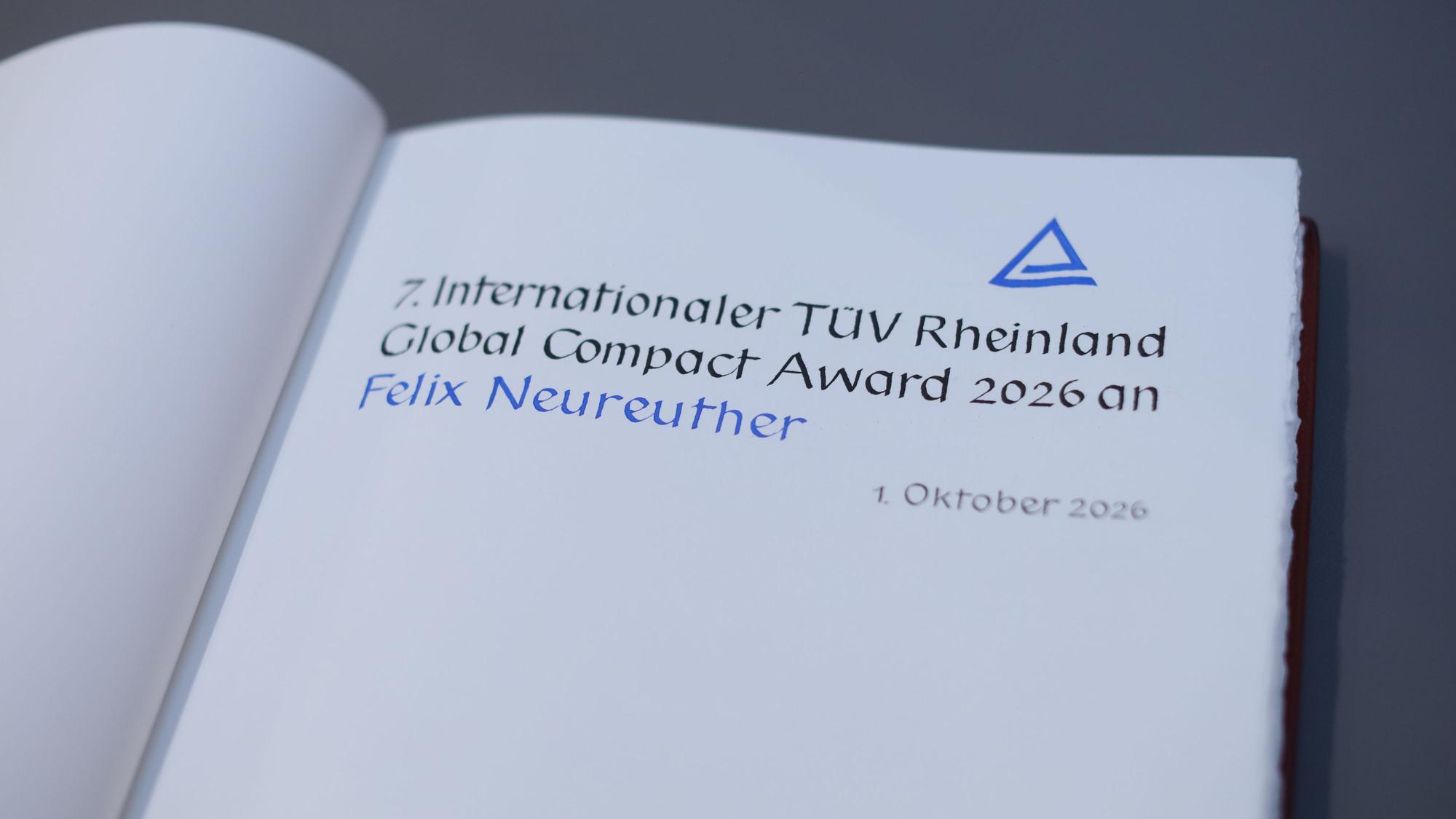 01.10.2026, Köln: Felix Neureuther (mitte) erhält TÜV Rheinland Global Compact Award im Rathaus empfängt OB Torsten Burmester. Foto: Arton Krasniqi