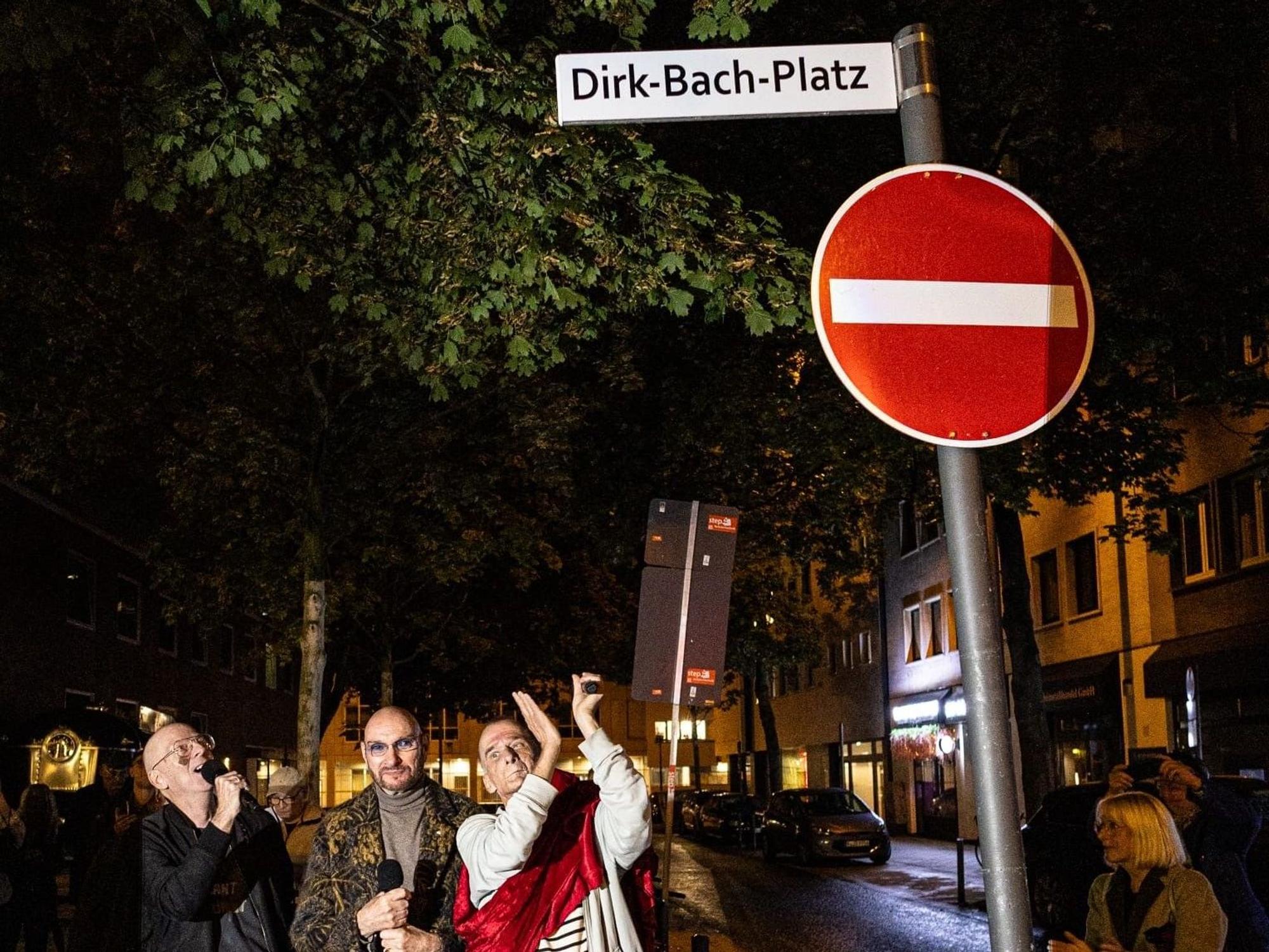 Enthüllung des Straßenschildes am Dirk-Bach-Platz.