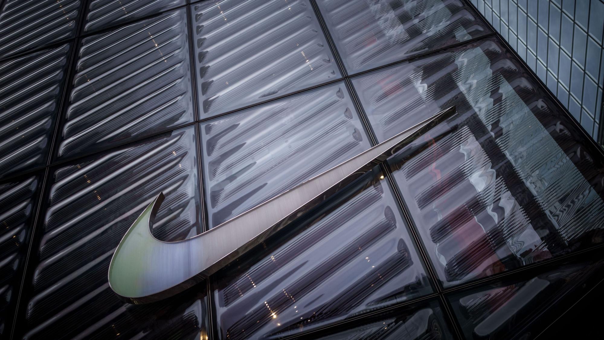 Das Logo von Nike am Shop in der 5th Avenue, aufgenommen in Manhattan.