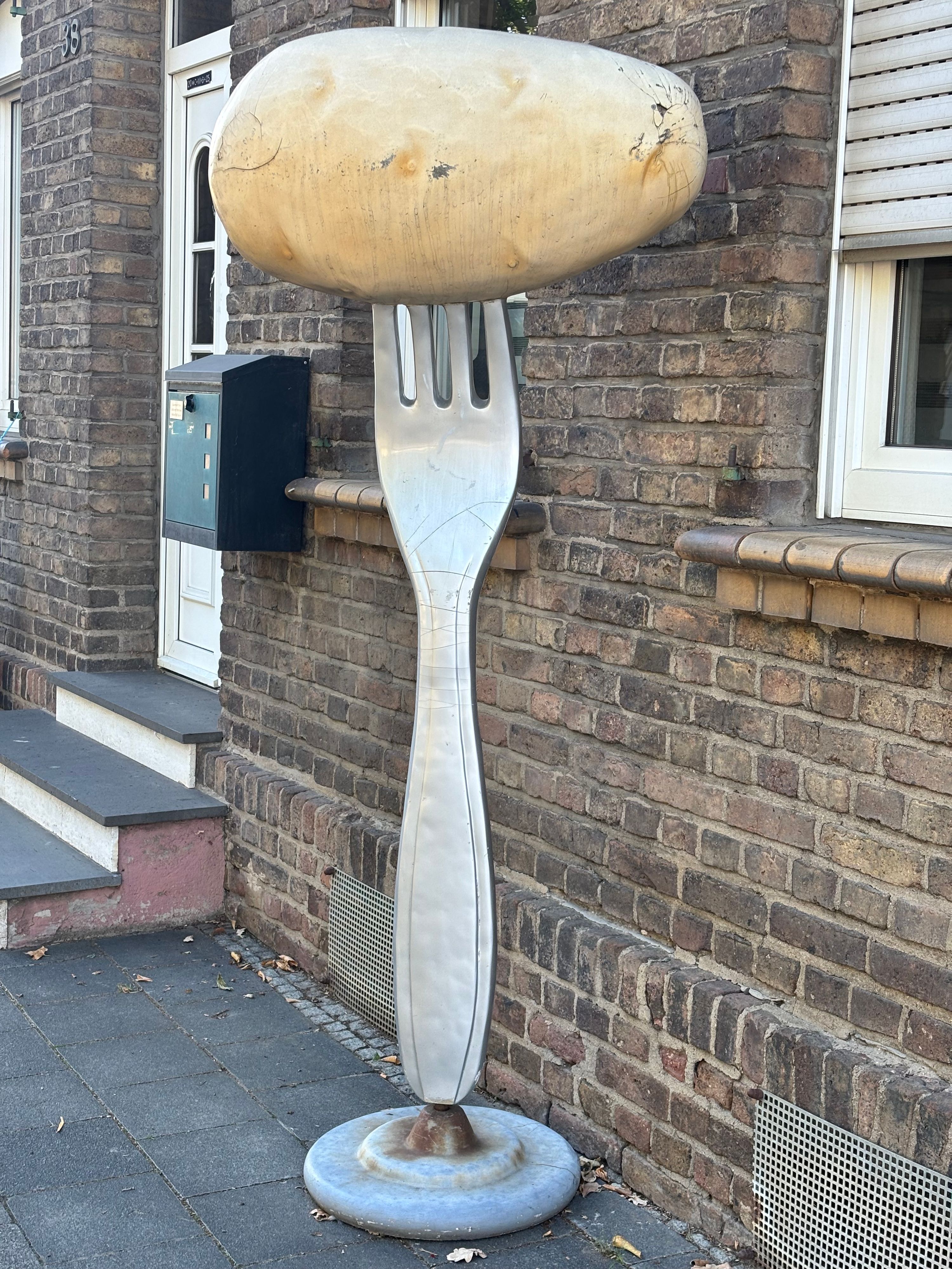 Die Kartoffel-Statue ist das Markenzeichen der Fritzens.