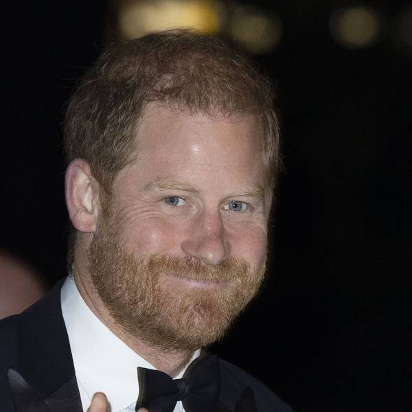 Prinz Harry posiert und lacht.