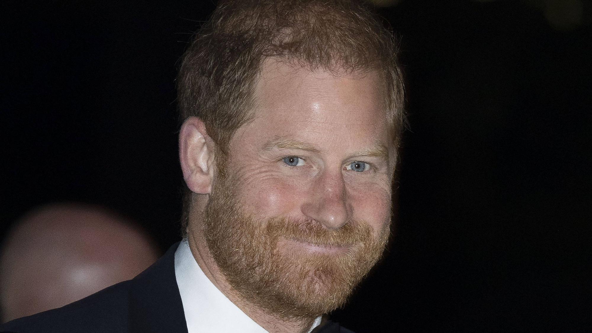 Prinz Harry posiert und lacht.