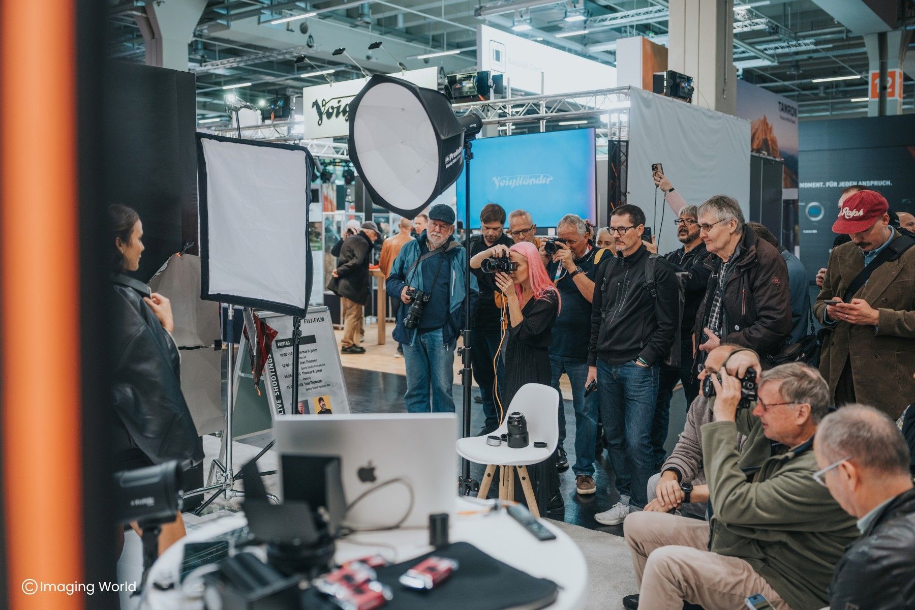 Fotografen sind zu sehen, sie haben ein Model im Blick, dass aber nur am Rand zu sehen ist.