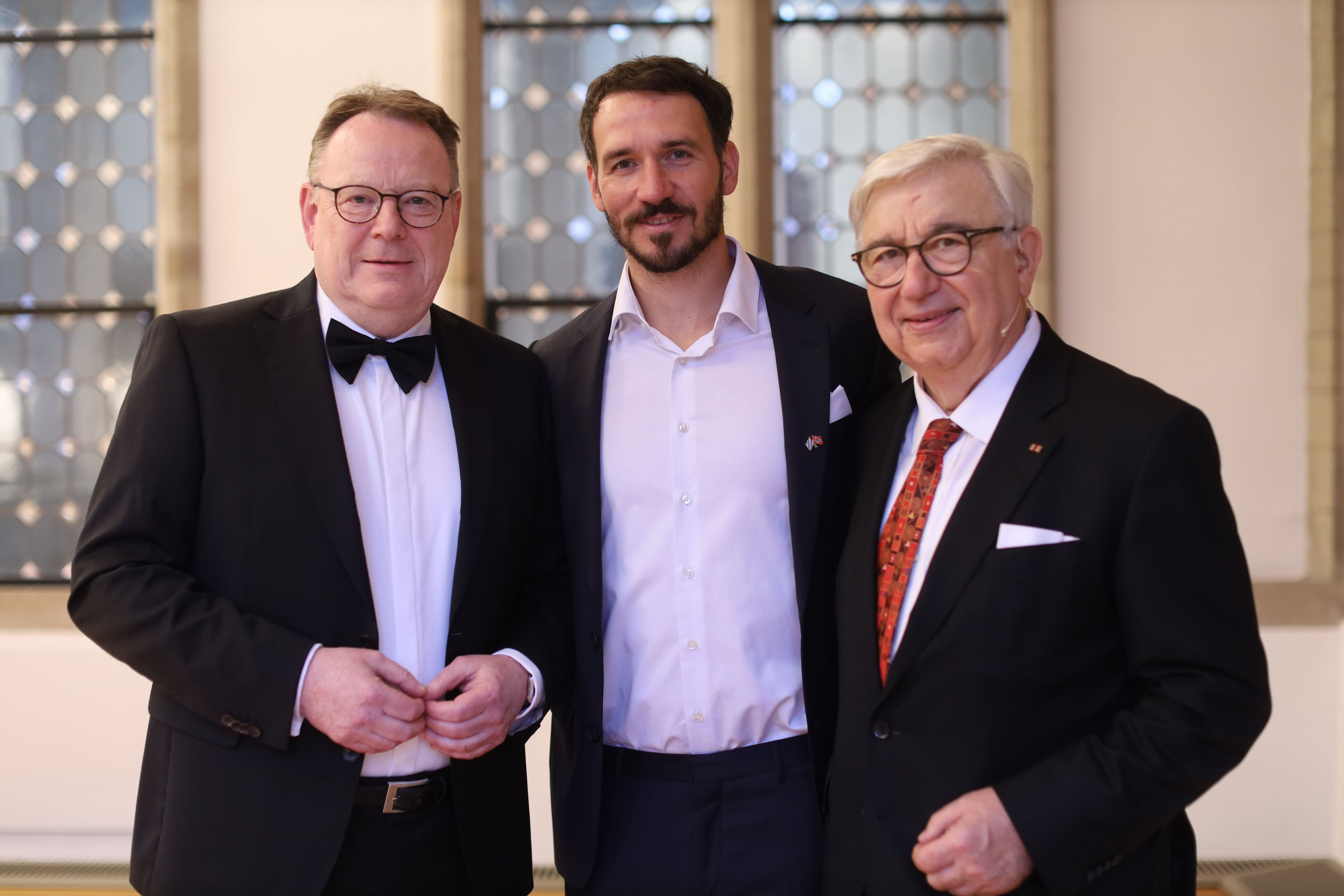 01.10.2026, Köln: Felix Neureuther (mitte) erhält TÜV Rheinland Global Compact Award im Rathaus empfängt OB Torsten Burmester und Dieter Spath (TÜV) den Preisträger. Foto: Arton Krasniqi