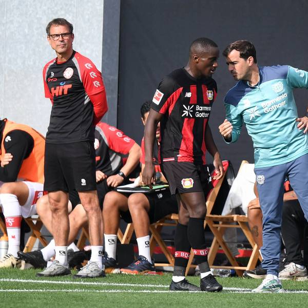 Carles Martínez (r.) gibt Moussa Diaby Anweisungen. Fortuna Kölns Trainer Matthias Mink beobachtet das Spielgeschehen (l.).