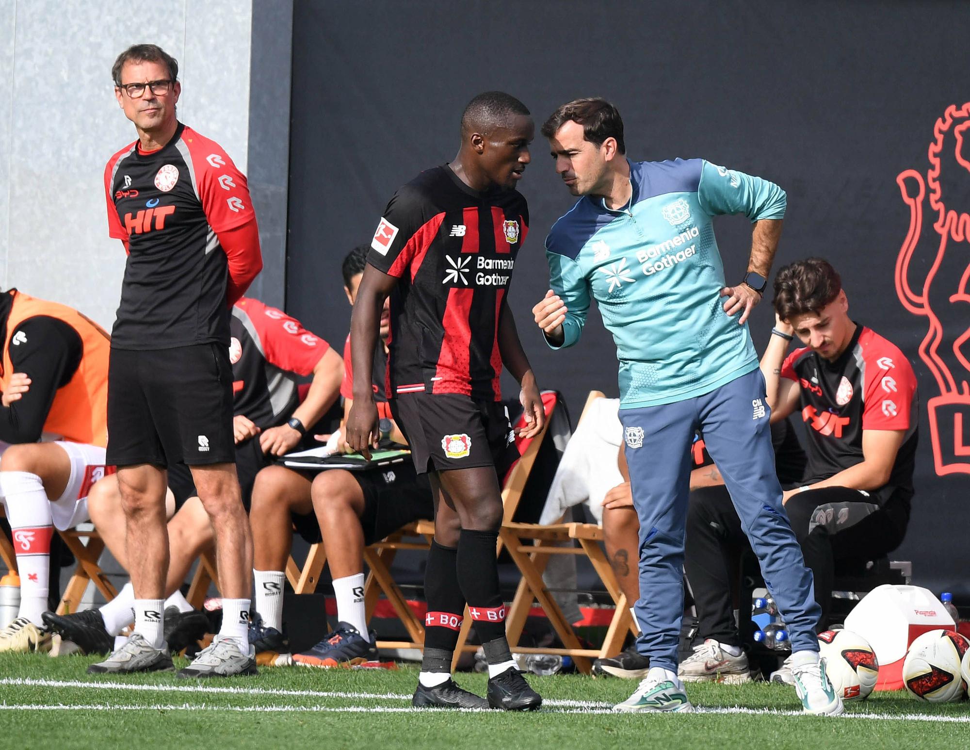 0210.2026, xophax, Fussball 1.Bundesliga, Bayer 04 Leverkusen Testspiel gegen Fortuna Köln . v.l.n.rechts : Trainer Matthias Mink SC Fortuna Köln , Moussa Diaby BAYER 04 und Trainer Carles Martinez Bayer 04 Leverkusen *** October 2, 2026, xophax, Soccer, Bundesliga 1, Bayer 04 Leverkusen vs. Fortuna Cologne friendly match from left to right: Coach Matthias Mink SC Fortuna Cologne, Moussa Diaby BAYER 04, and Coach Carles Martinez Bayer 04 Leverkusen