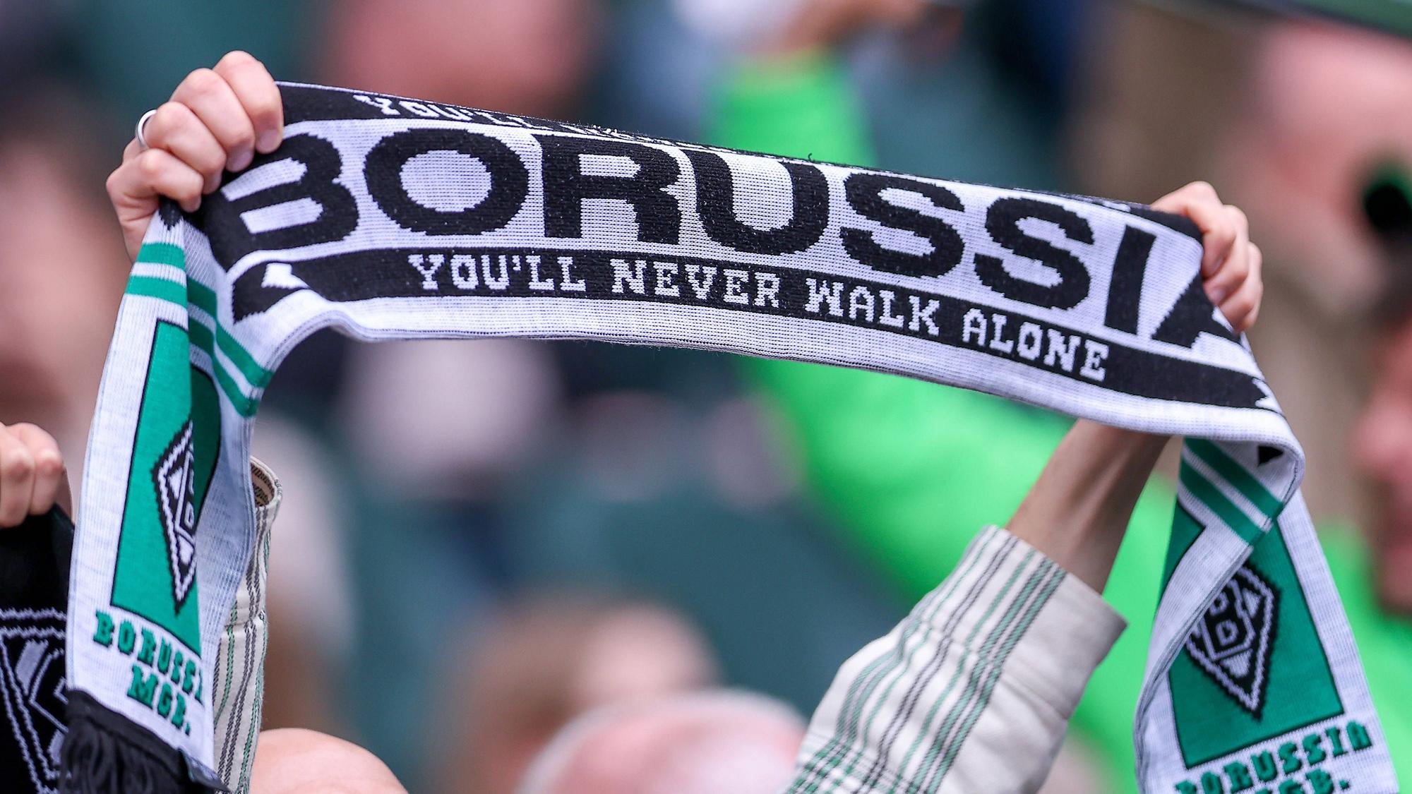 Bei Überfällen auf Fans von Borussia Mönchengladbach forderten die Täter auch die Herausgabe von Fanschals. (Archivbild)