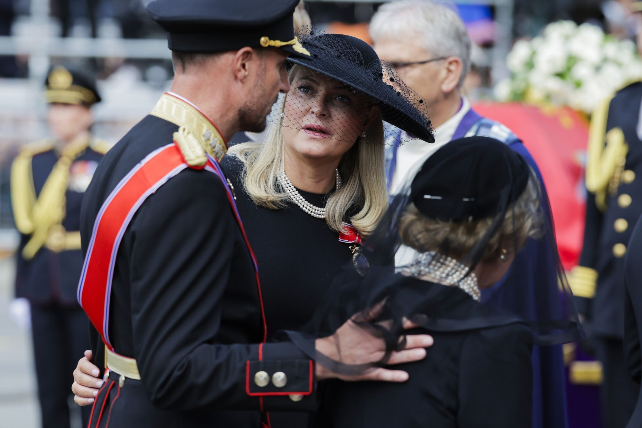 Königin Mette-Marit neben König Haakon.