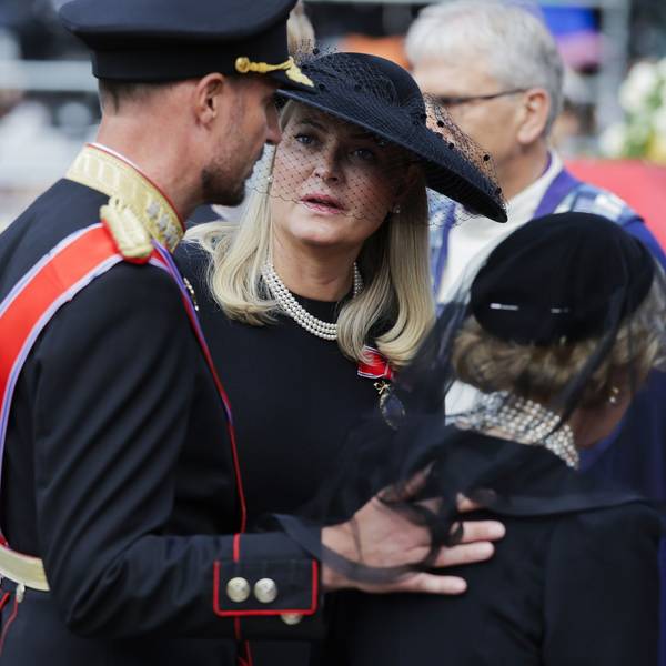 Königin Mette-Marit neben König Haakon.