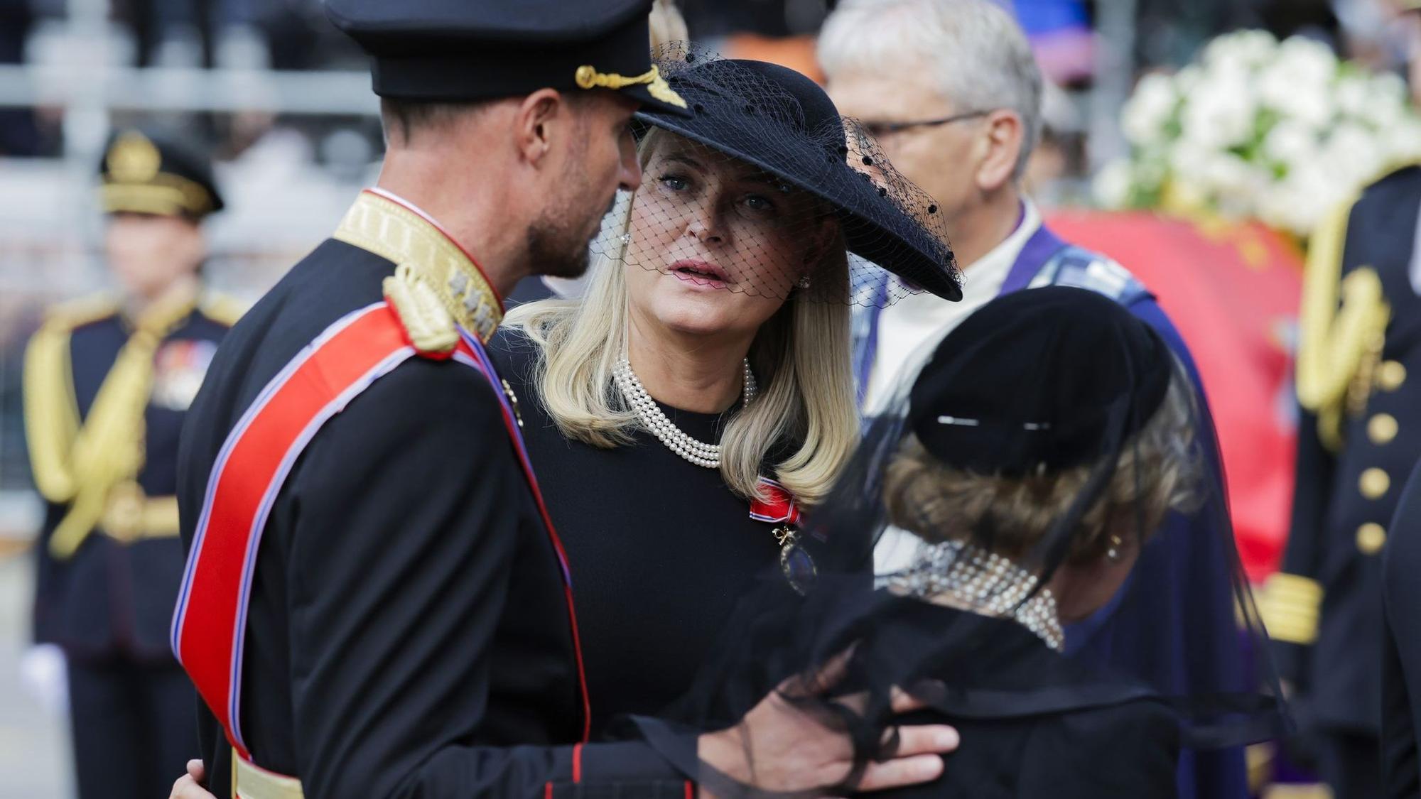 Königin Mette-Marit neben König Haakon.