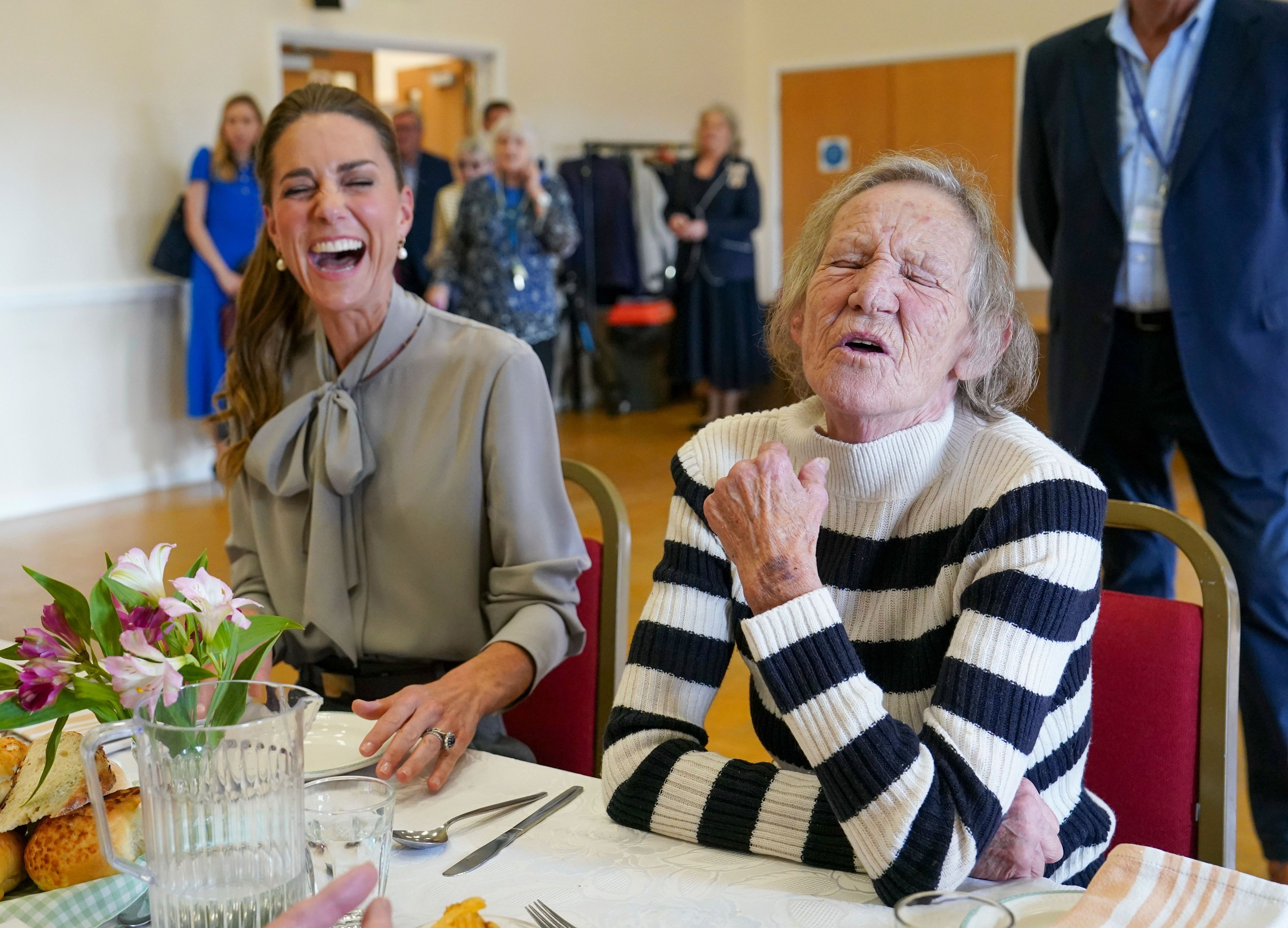 Die Prinzessin von Wales lacht gemeinsam mit der 74-jährigen Lynda Jones während eines Besuchs beim „West Sussex Minibus Service“ in Pulborough, West Sussex.