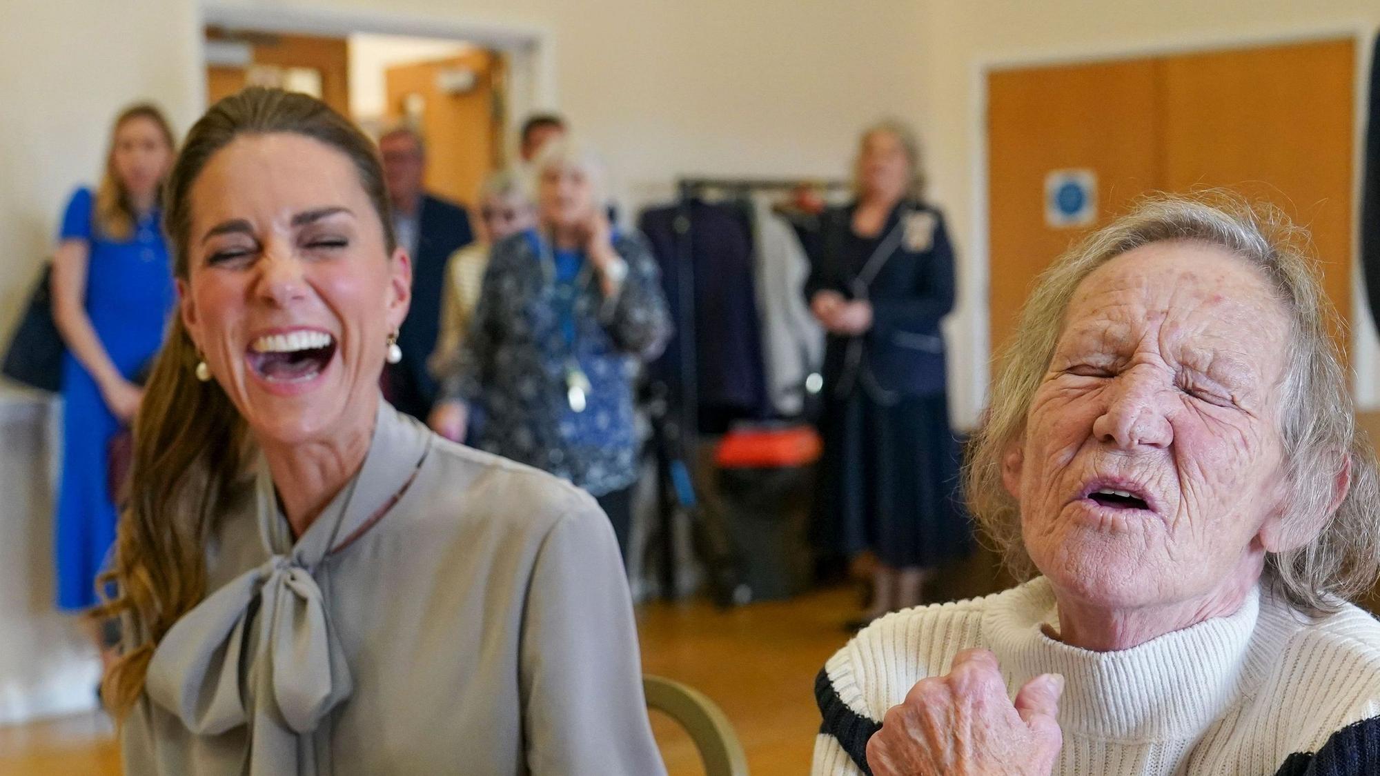 Die Prinzessin von Wales lacht gemeinsam mit der 74-jährigen Lynda Jones während eines Besuchs beim „West Sussex Minibus Service“ in Pulborough, West Sussex.