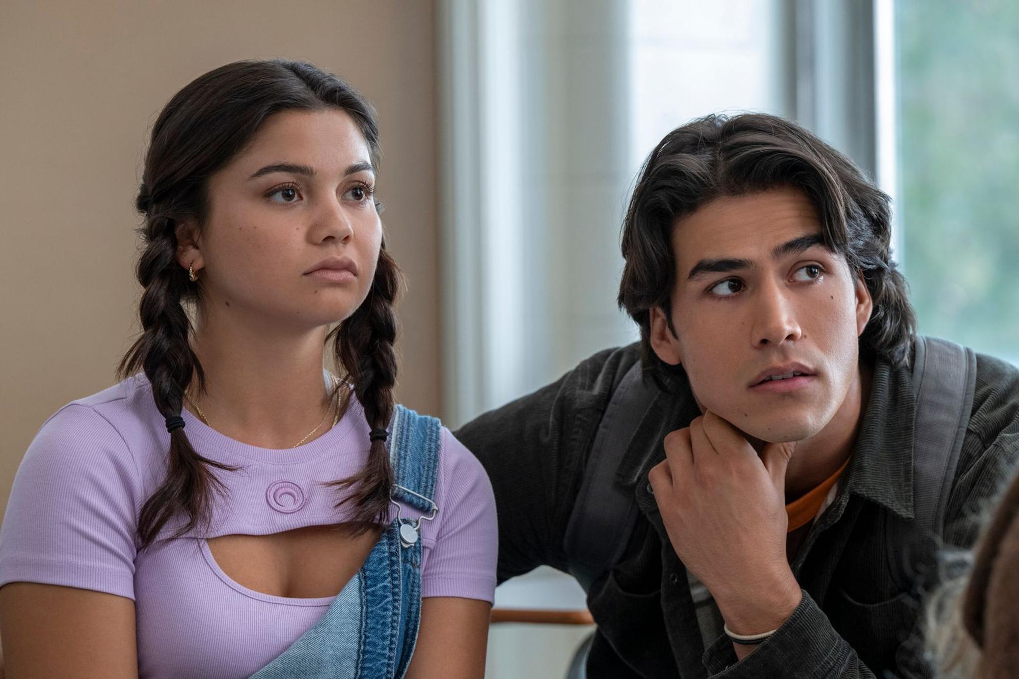 Sue Snell (Siena Agudong) möchte, dass sich ihr Freund Tommy Ross (Joel Oulette) ein bisschen um Carrie kümmert. (Bild: © Amazon Content Services LLC)