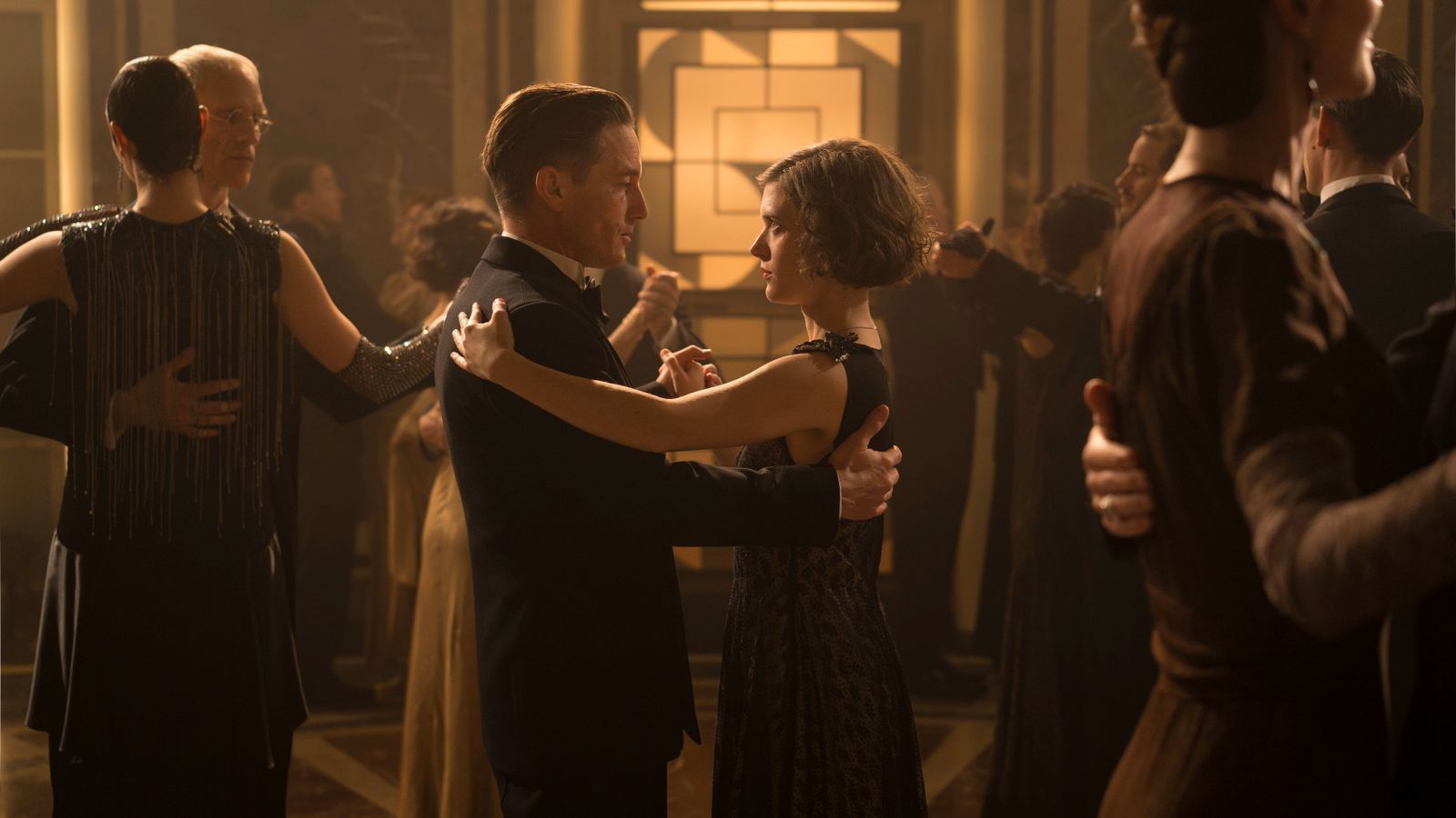 Der Tanz auf dem Vulkan geht zu Ende: Gereon Rath (Volker Bruch) und Charlotte Ritter (Liv Lisa Fries) bitten zur letzten Staffel „Babylon Berlin“. (Bild: Leonine/Christine Schroeder)