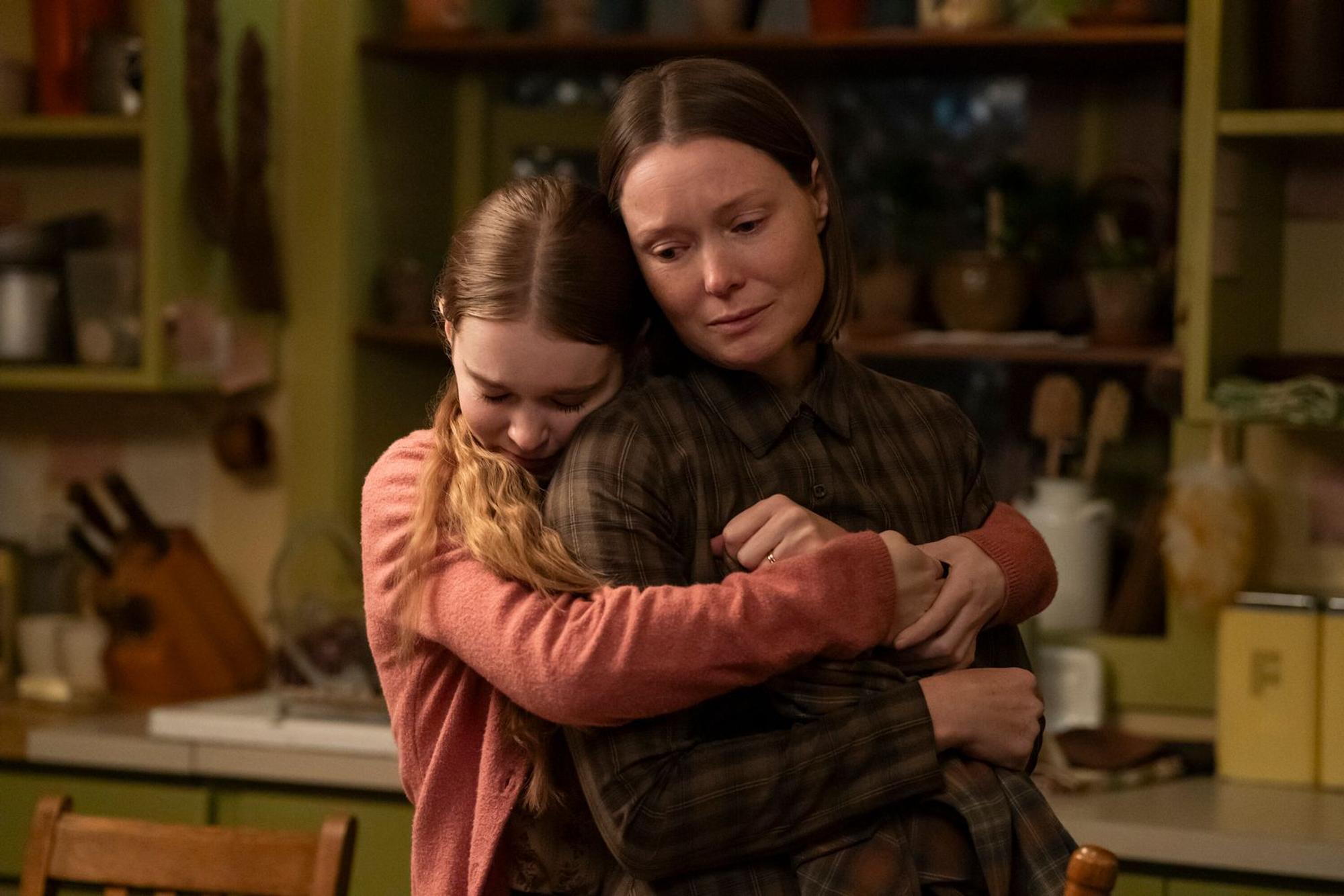 „Carrie“, das Serien-Update 2026: Summer H. Howell spielt Carrie White, Samantha Sloyan ist ihre Mutter Margaret. Erstmals wird die grausame und religiös fundamentalistische Mutterfigur komplexer gezeichnet als in den alten Adaptionen: Diese Mutter kennt auch Zuneigung und Liebe. Das Plot-Drama des Stoffes wird sie jedoch kaum verhindern können. (Bild: © Amazon Content Services LLC)