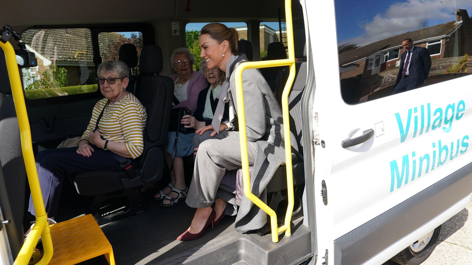 Prinzessin Kate (r) sitzt in einem Minibus bei ihrem Besuch beim „West Sussex Minibus Service“.