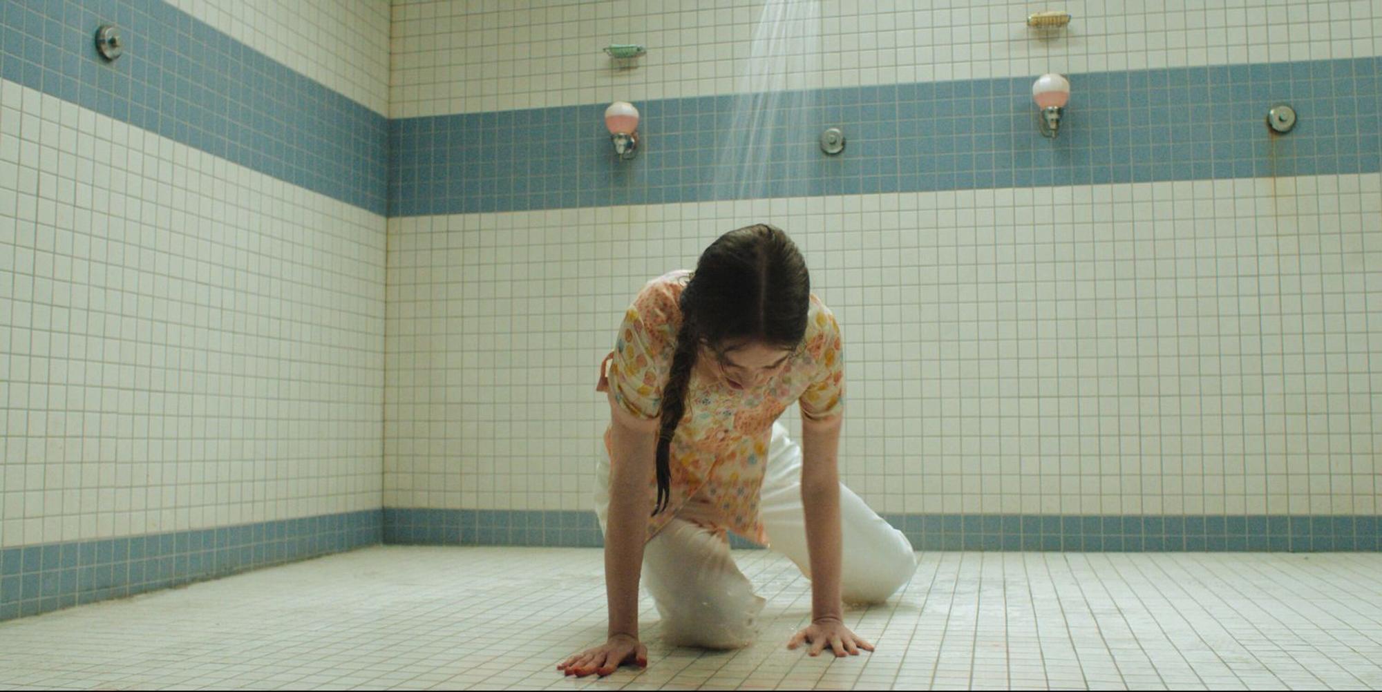 Ein Schlüsselmoment im Filmklassiker von 1976 und nun auch in der Serie: Carrie (Summer H. Howell) wird nach dem Sportunterricht unter der Dusche gedehmütigt. (Bild: © Amazon Content Services LLC)