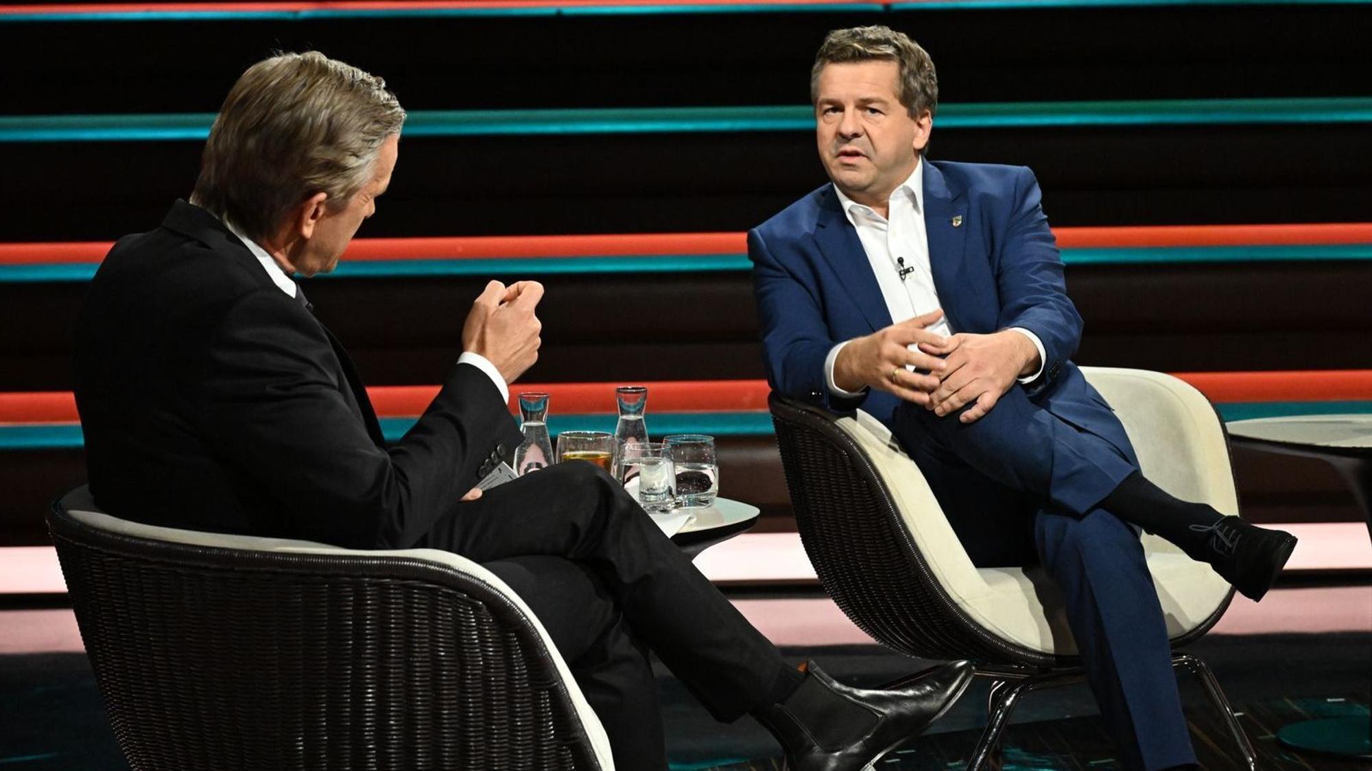 ZDF-Moderator Markus Lanz lockte den CDU-Ministerpräsidenten Sven Schulze am Donnerstag aus der Reserve, als es um eine mögliche Zusammenarbeit mit der AfD ging. (Bild: ZDF / Markus Hertrich)