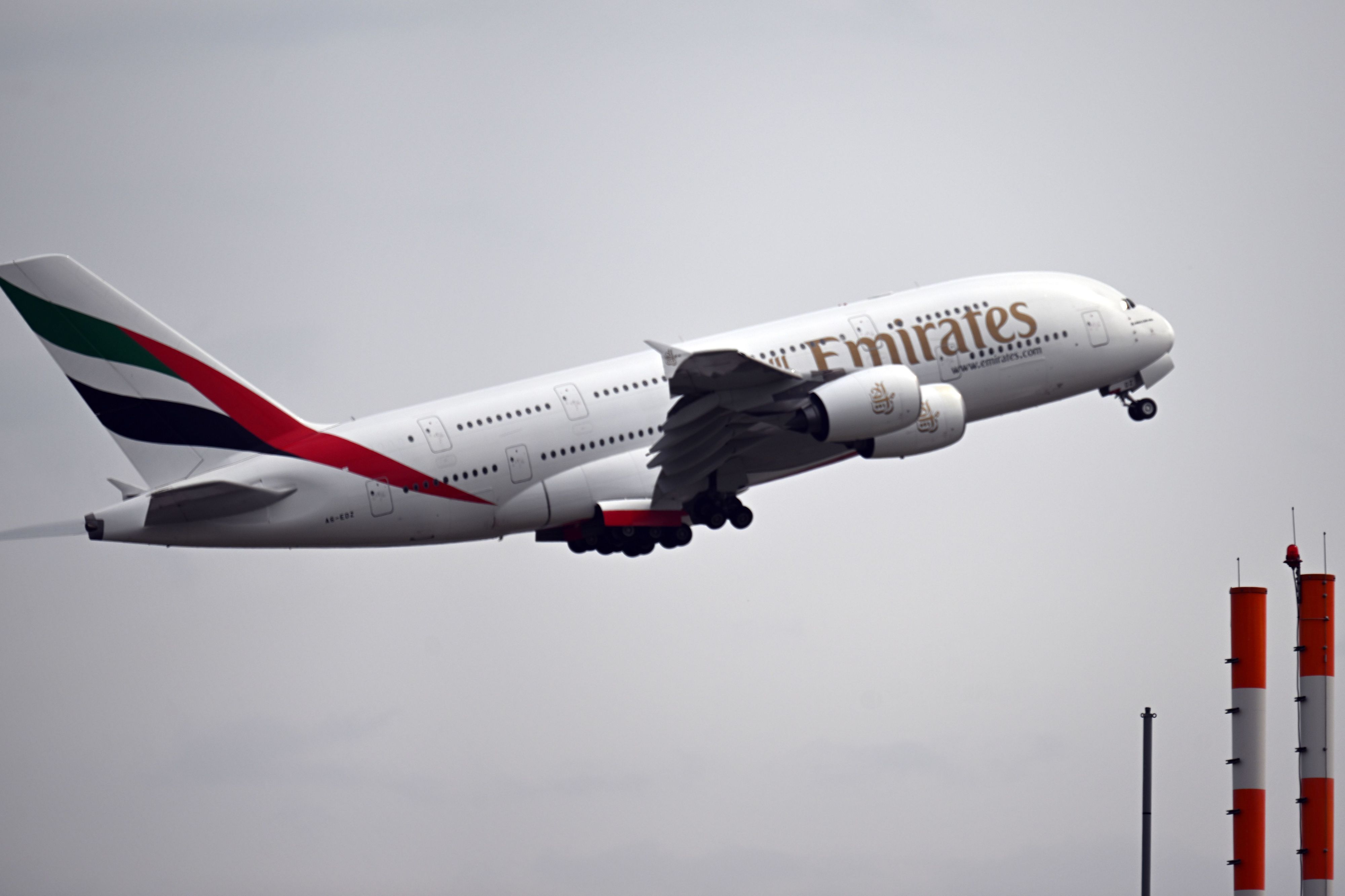 Ein Airbus A380 der Fluggesellschaft Emirates beim Start.