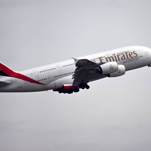 Ein Airbus A380 der Fluggesellschaft Emirates beim Start.