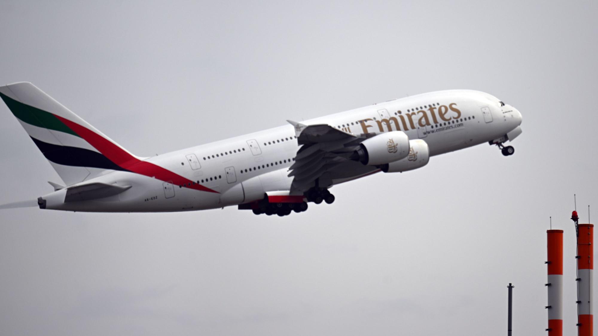 Ein Airbus A380 der Fluggesellschaft Emirates beim Start.