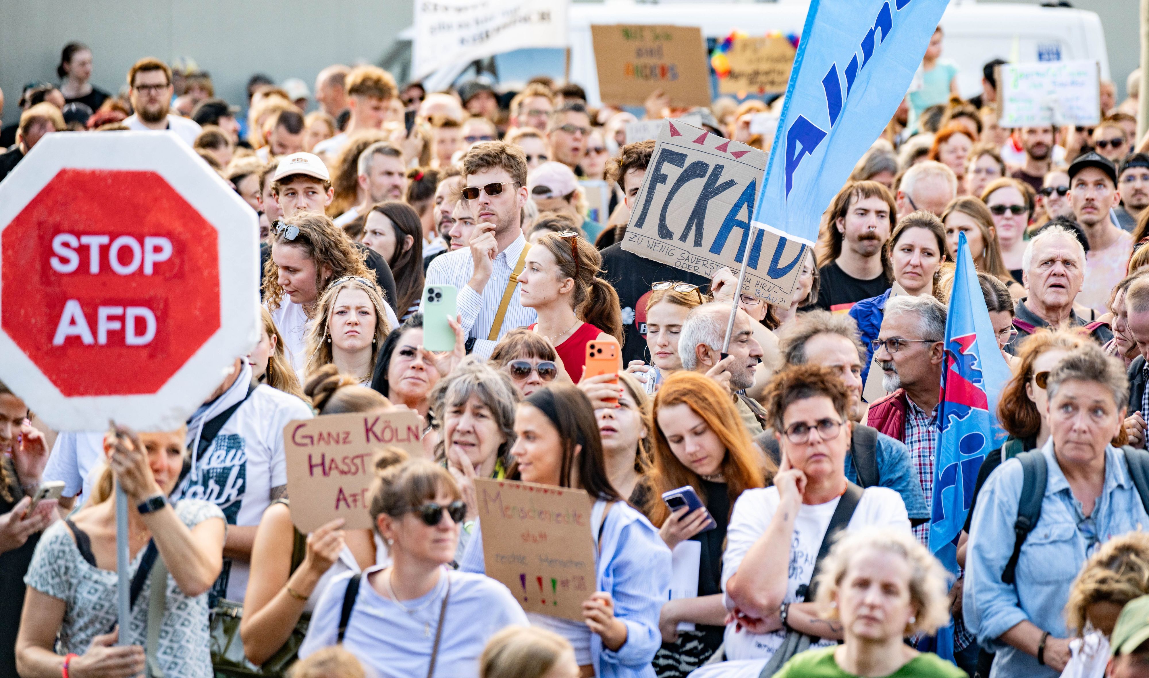 Tausende Menschen kamen auf dem Heumarkt in Köln zusammen, um, als Reaktion auf das Wahlergebnis in Sachsen-Anhalt, gegen Rechts zu demonstrieren.